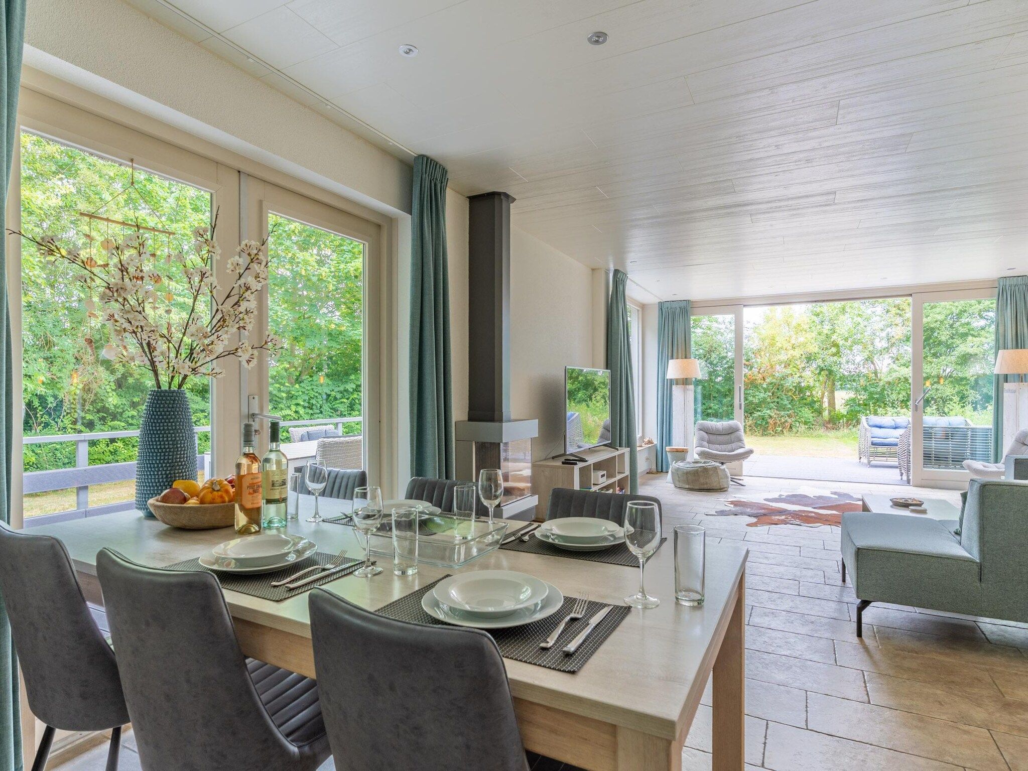 De eetkamer van Eb & Vloed in De Koog