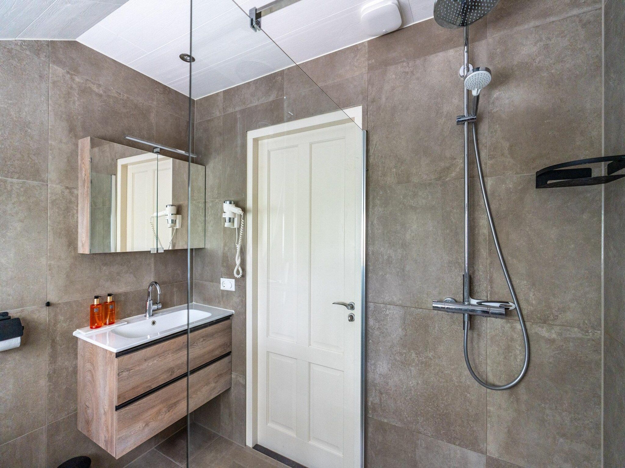 De badkamer van Eb & Vloed in De Koog