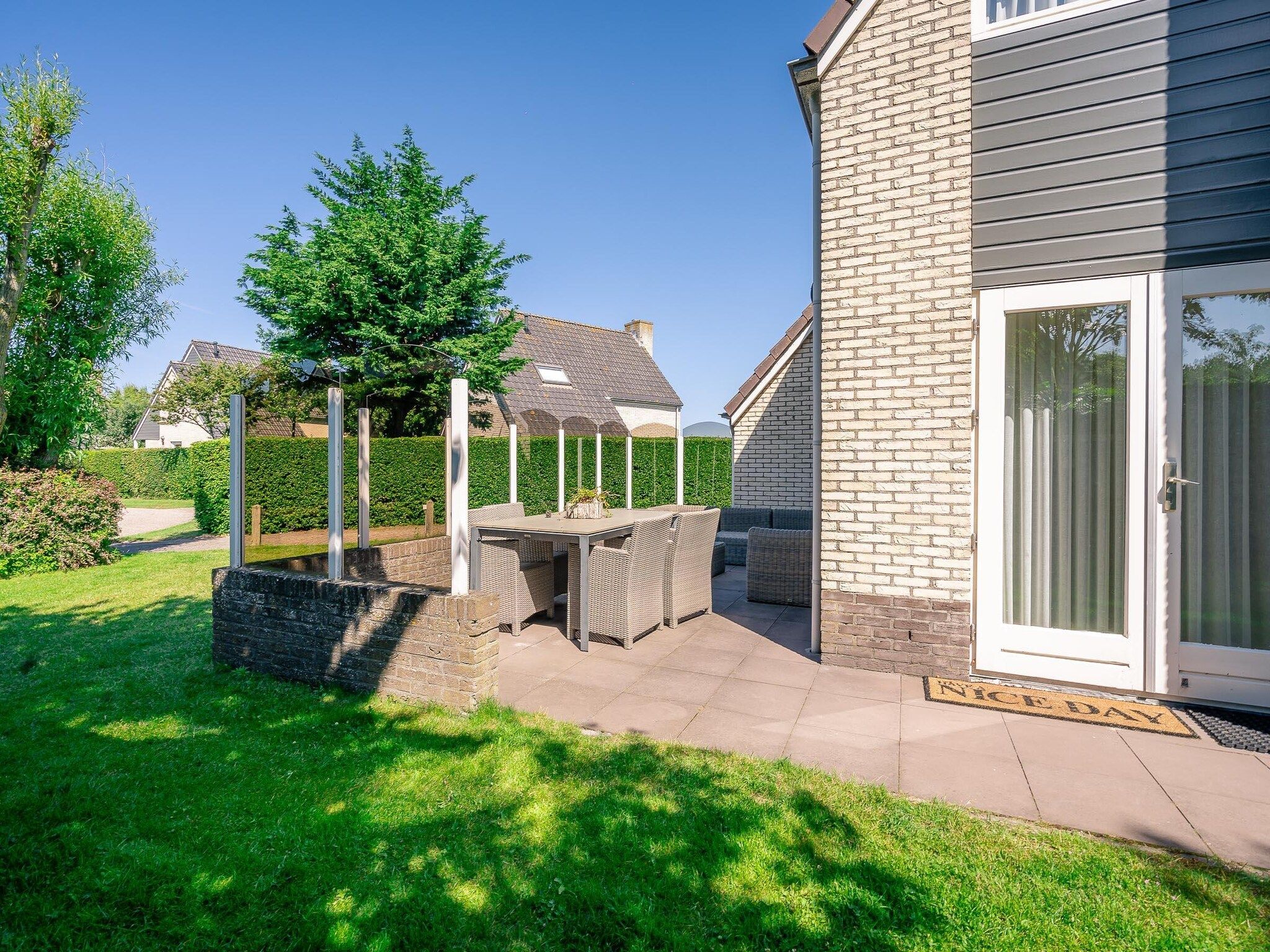 Het terras van Kamperfoelie 73 in De Koog