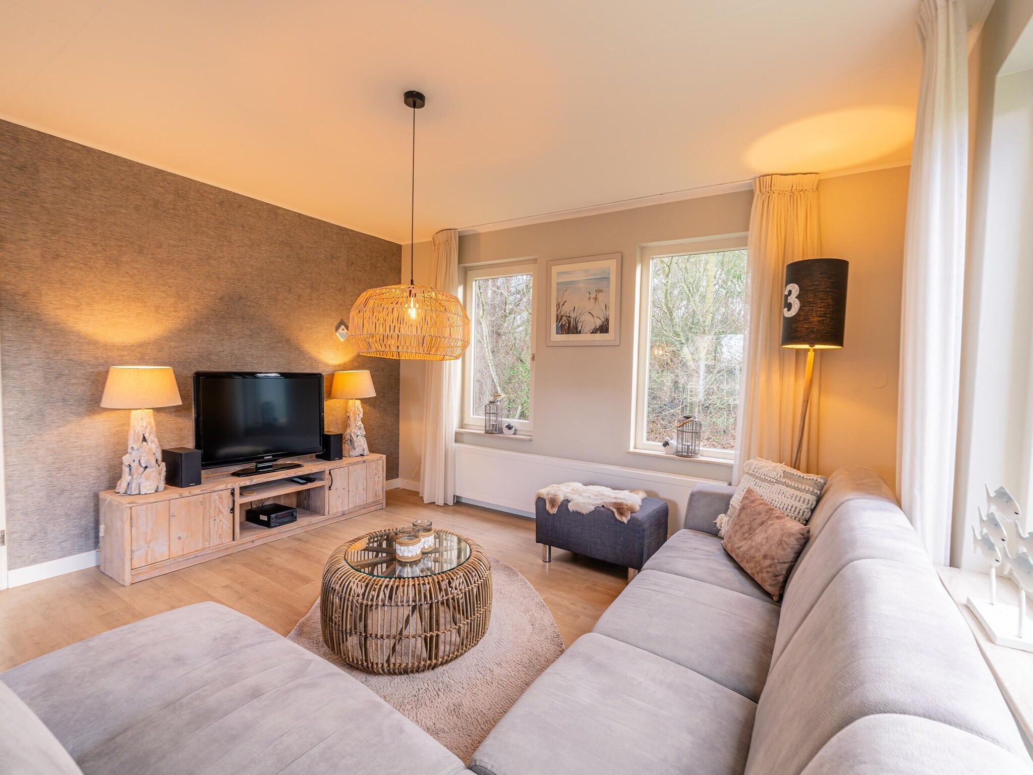 De woonkamer van Kamperfoelie 73 in De Koog