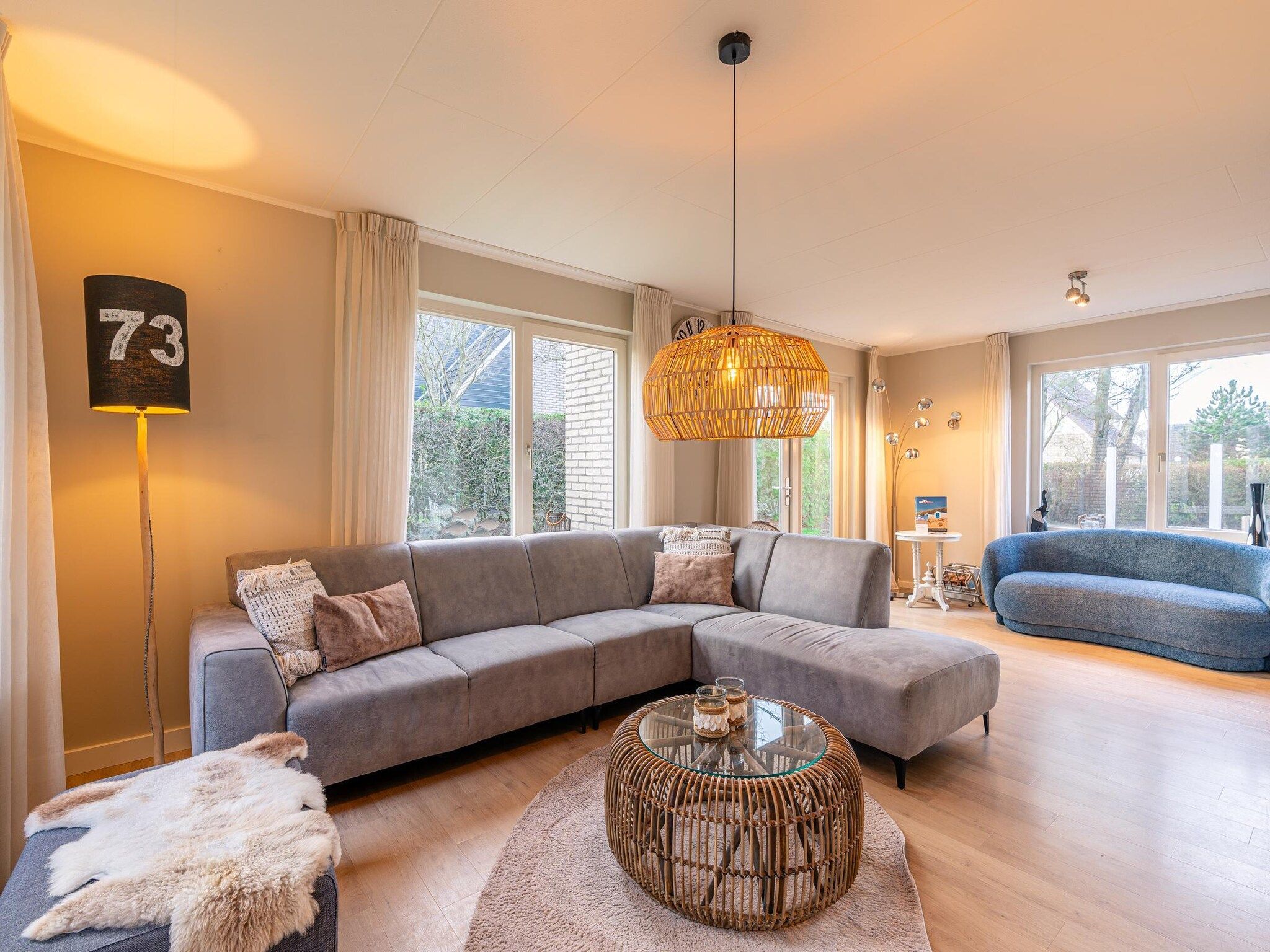 De woonkamer van Kamperfoelie 73 in De Koog