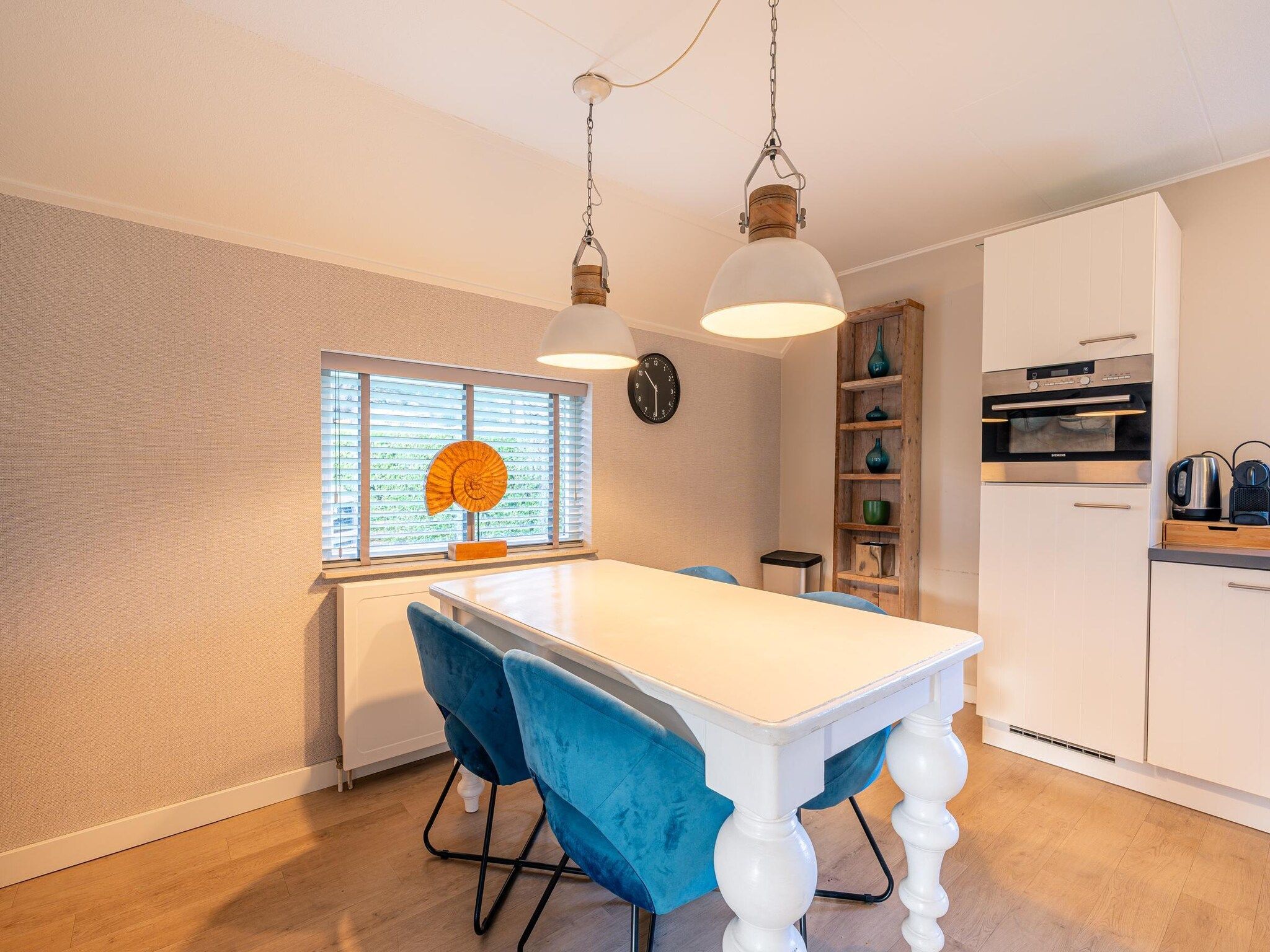 De eetkamer van Kamperfoelie 73 in De Koog