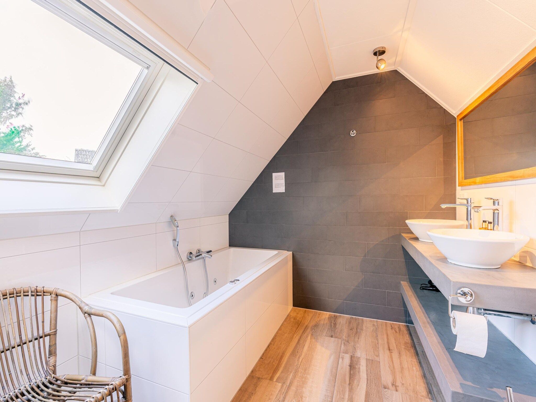 De badkamer van Kamperfoelie 73 in De Koog