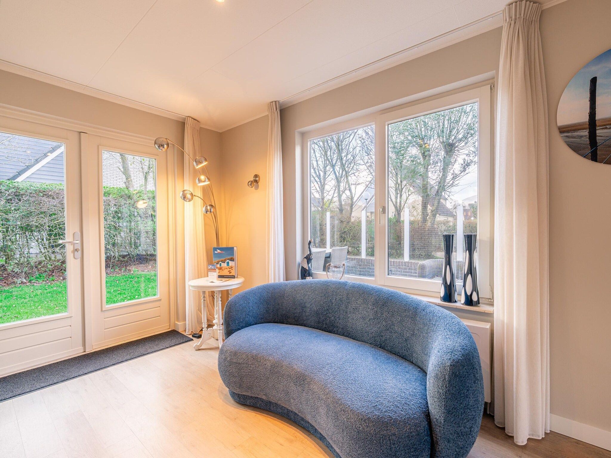 De woonkamer van Kamperfoelie 73 in De Koog