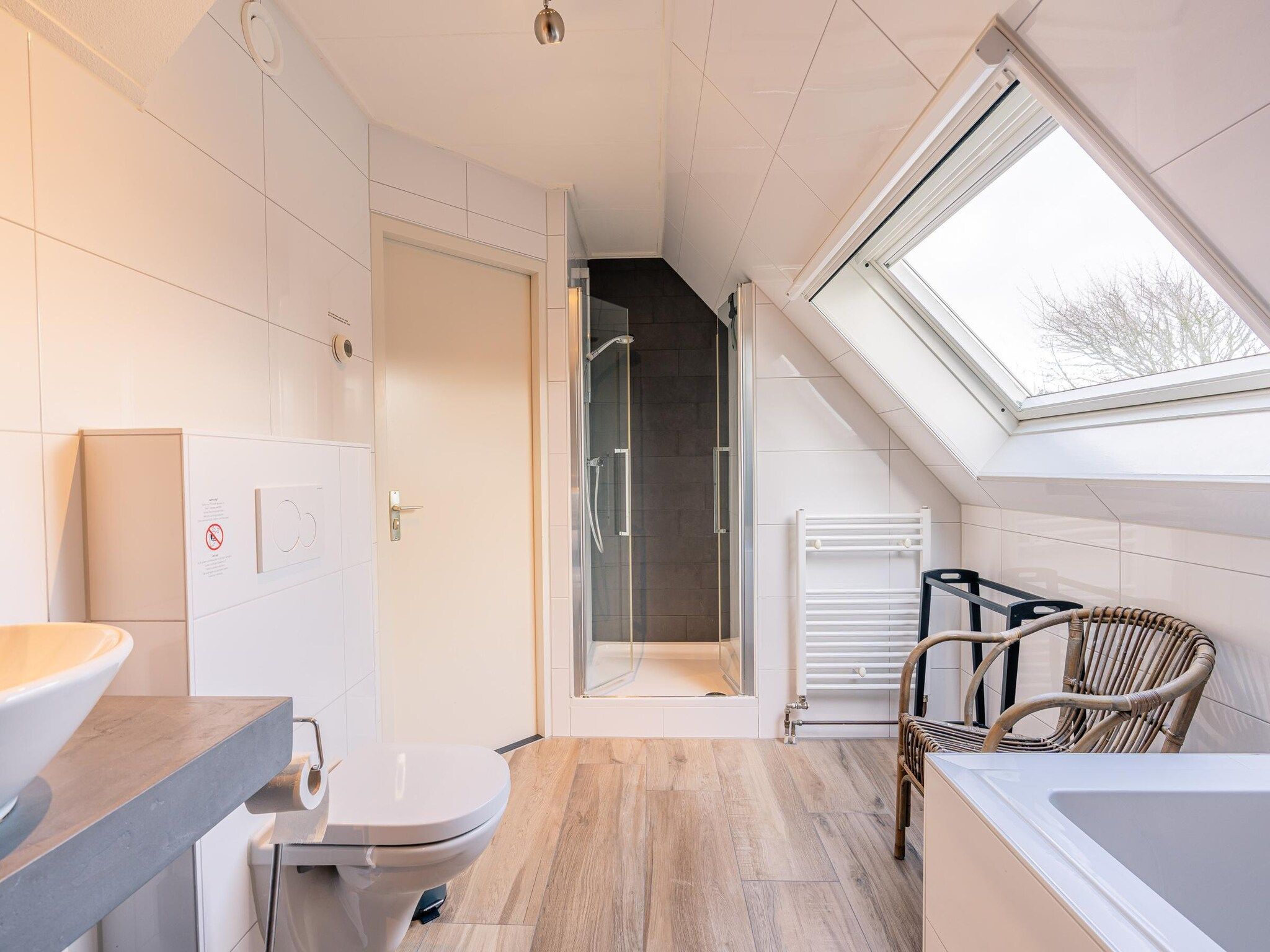 De badkamer van Kamperfoelie 73 in De Koog