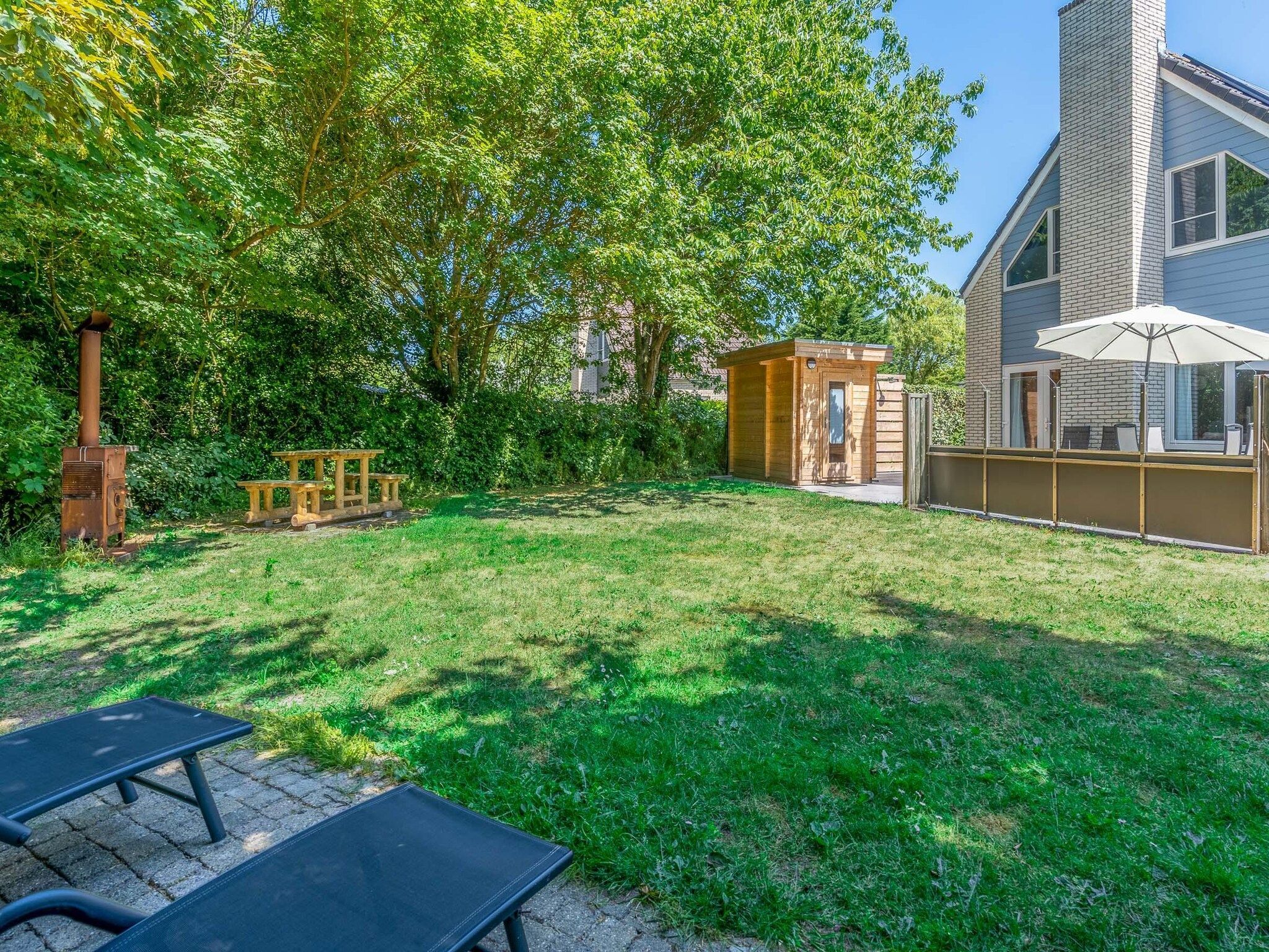 De tuin van Kamperfoelie 43 in De Koog