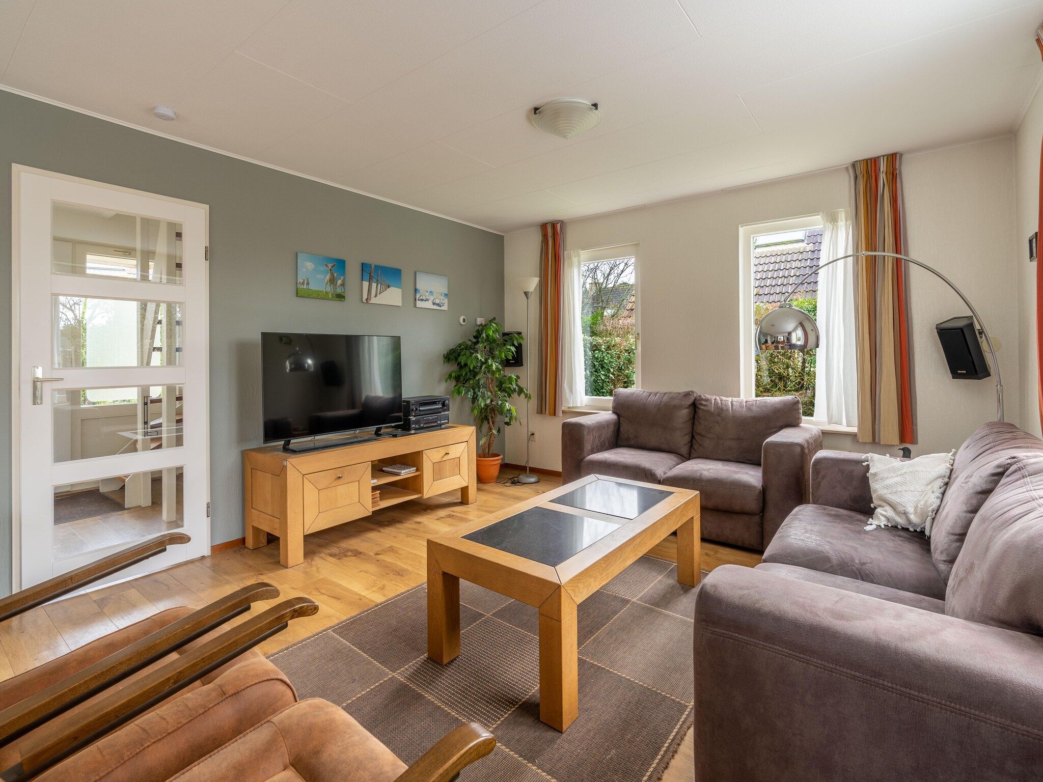 De woonkamer van Kamperfoelie 43 in De Koog