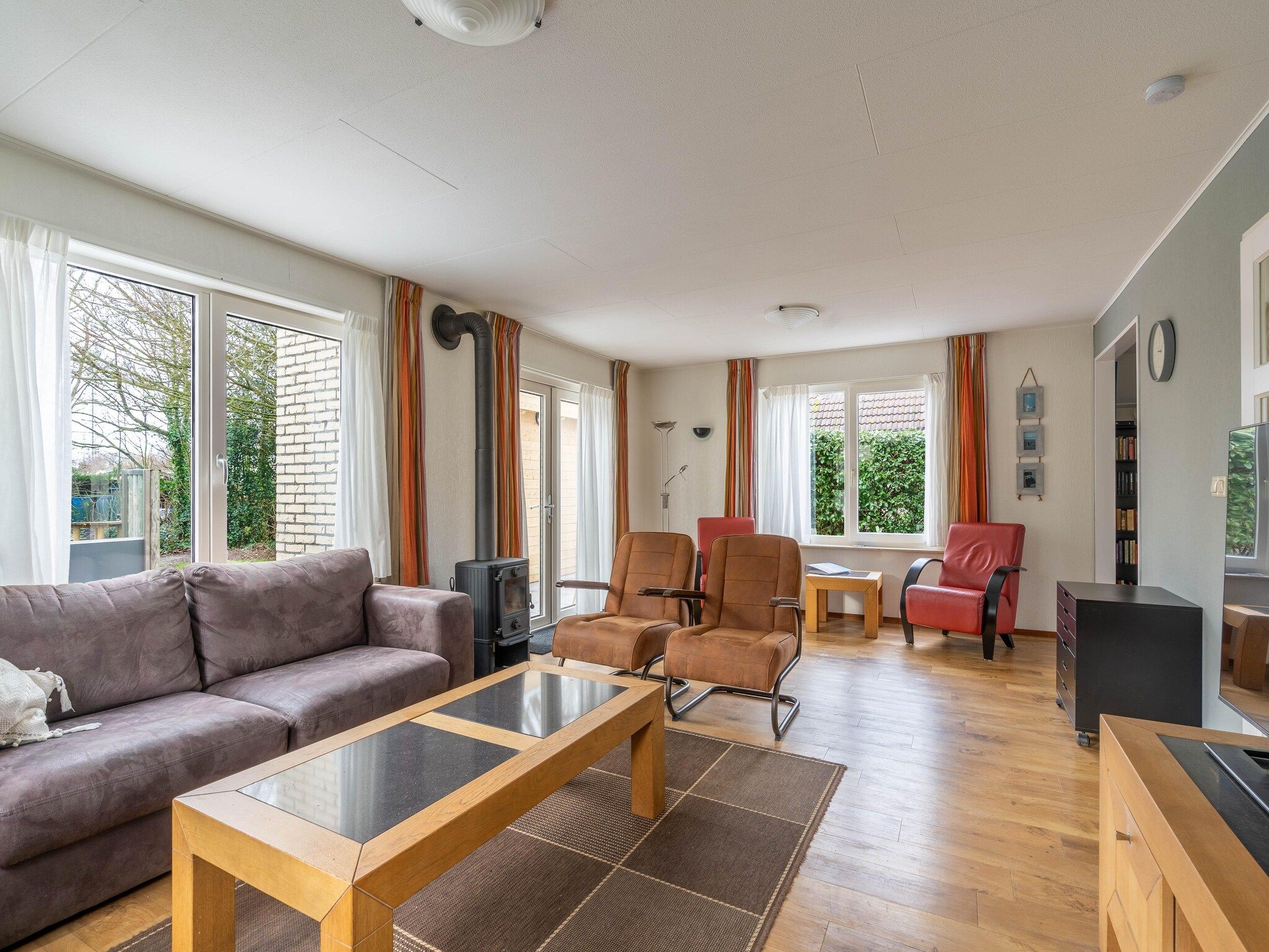 De woonkamer van Kamperfoelie 43 in De Koog