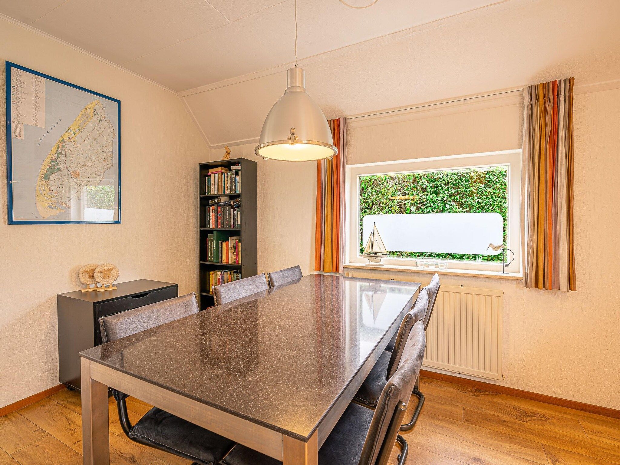 De woonkamer van Kamperfoelie 43 in De Koog