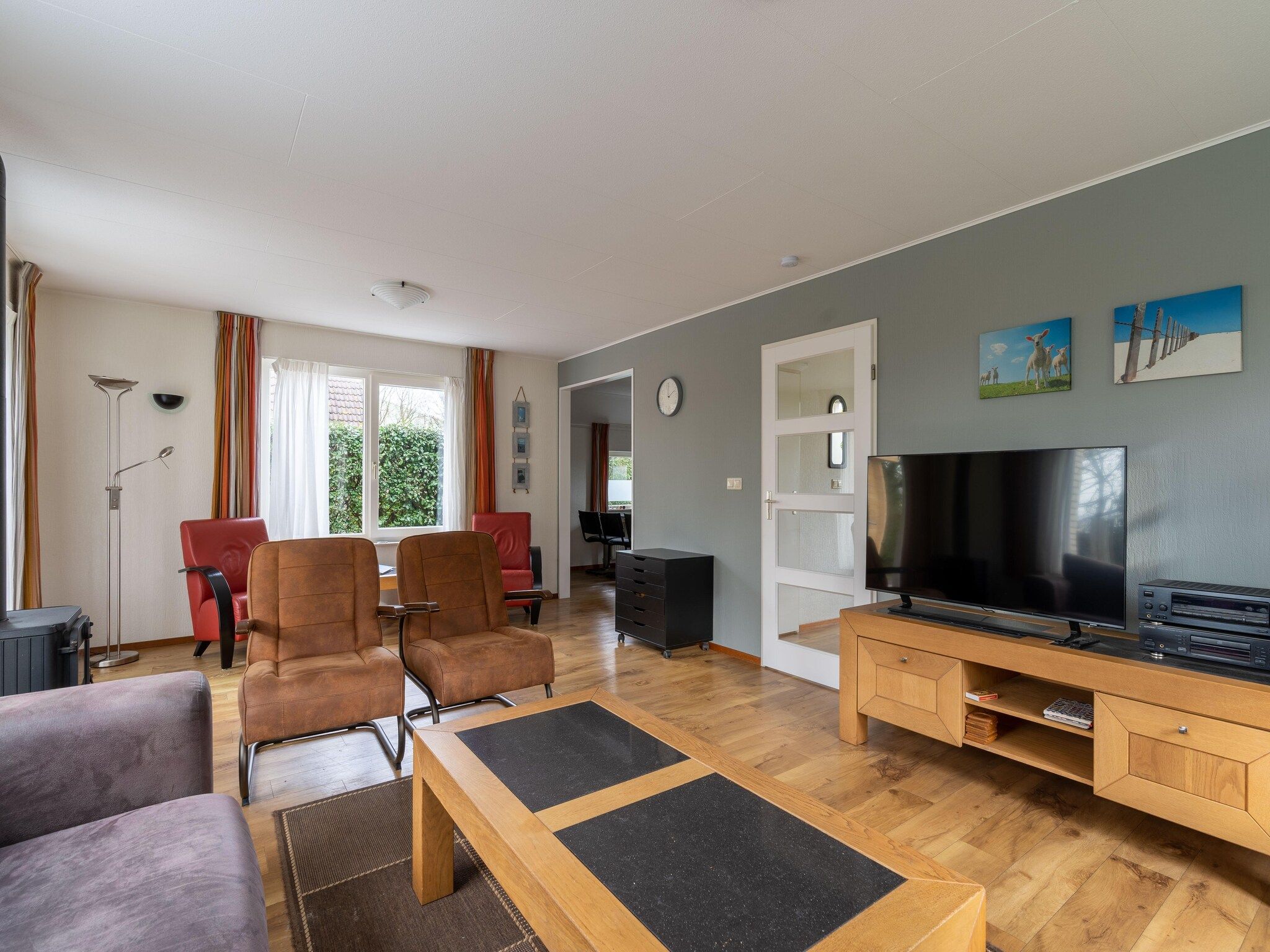 De woonkamer van Kamperfoelie 43 in De Koog