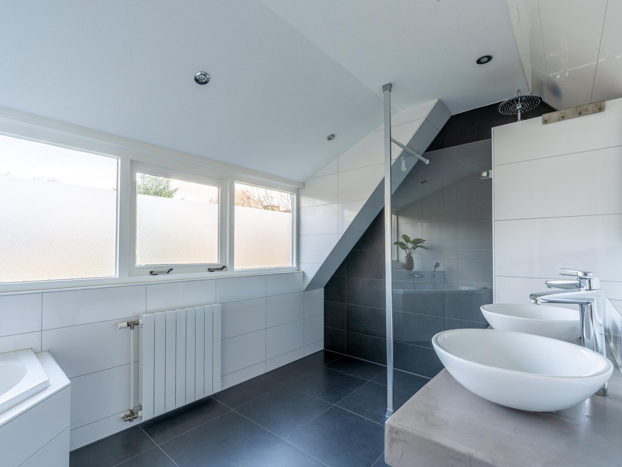 De badkamer van Kamperfoelie 43 in De Koog