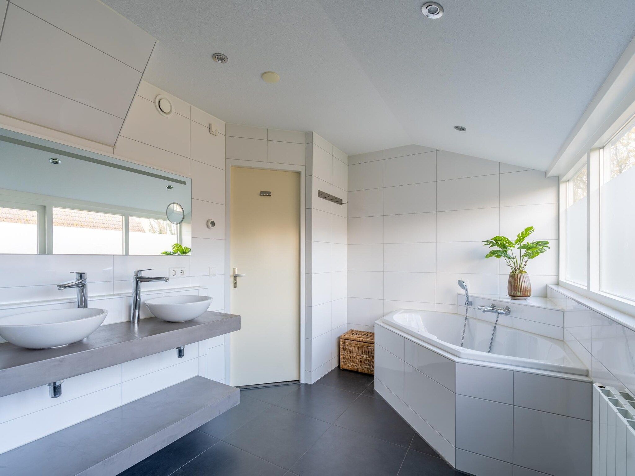 De badkamer van Kamperfoelie 43 in De Koog