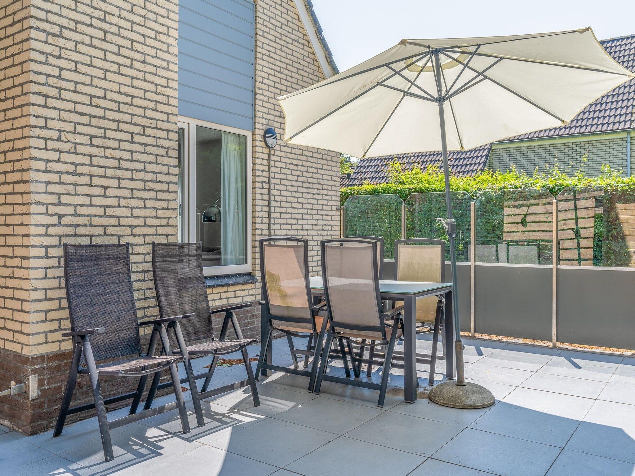 Het terras van Kamperfoelie 43 in De Koog