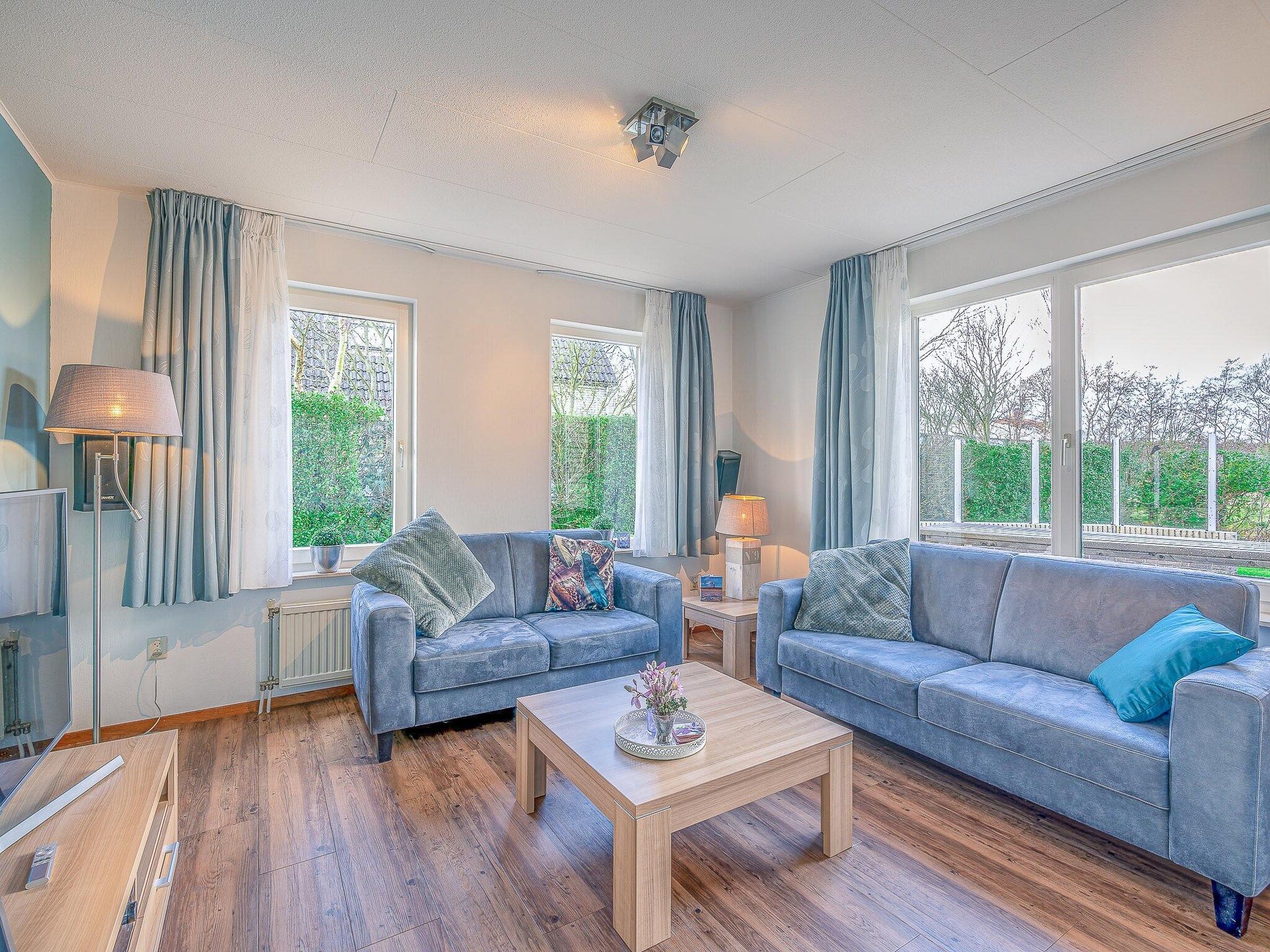 De woonkamer van Kamperfoelie 55 in De Koog