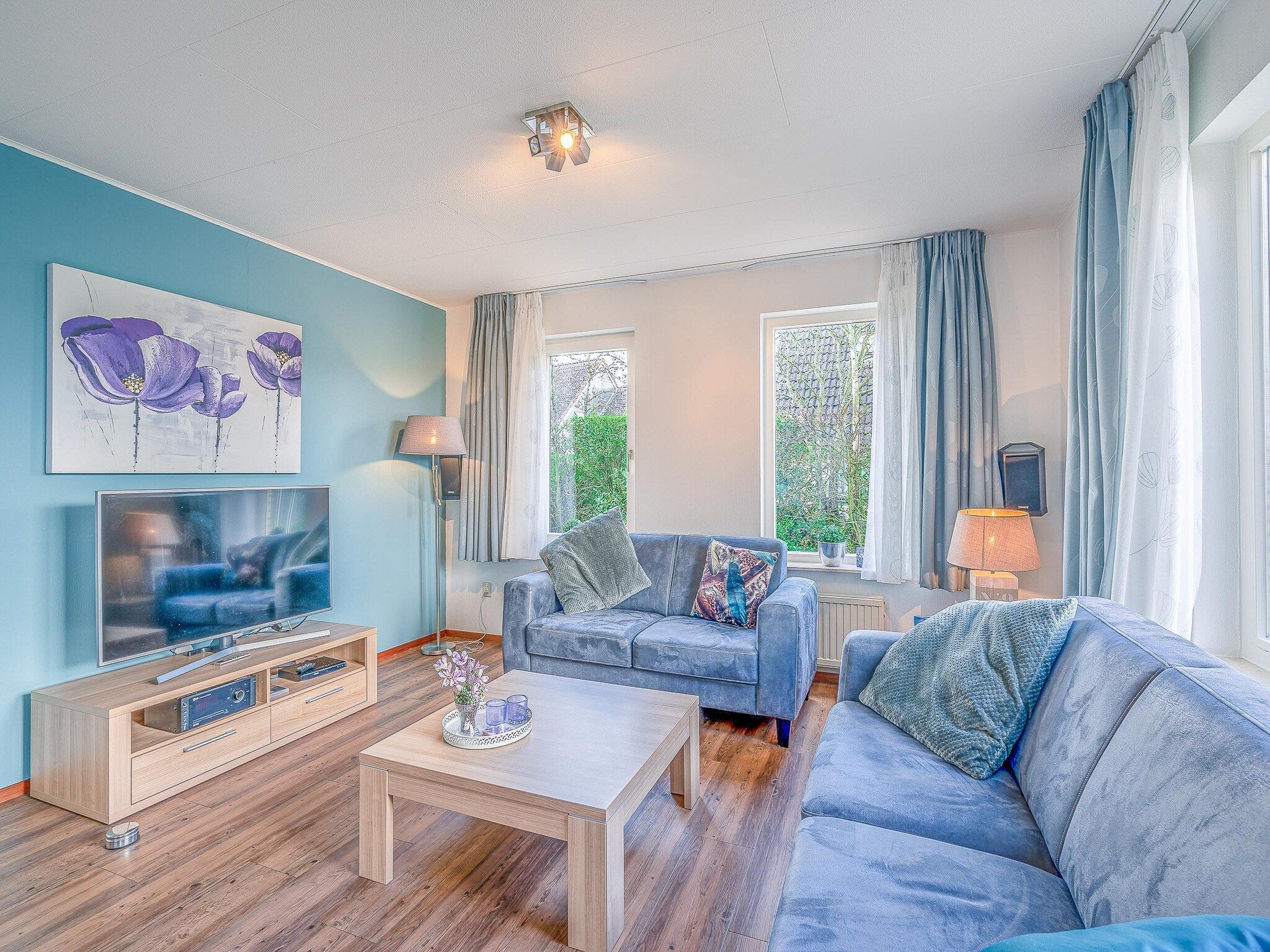 De woonkamer van Kamperfoelie 55 in De Koog