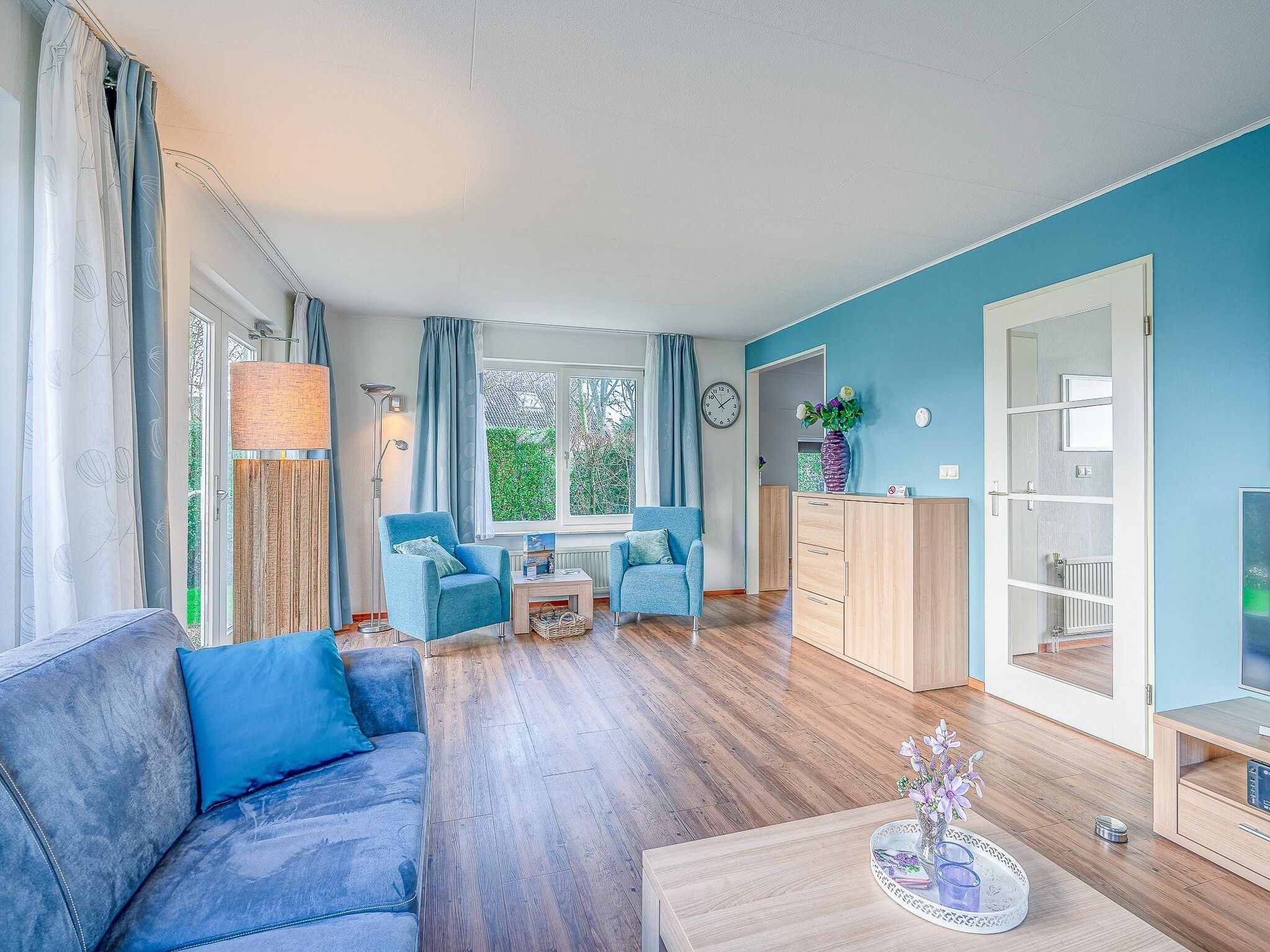 De woonkamer van Kamperfoelie 55 in De Koog