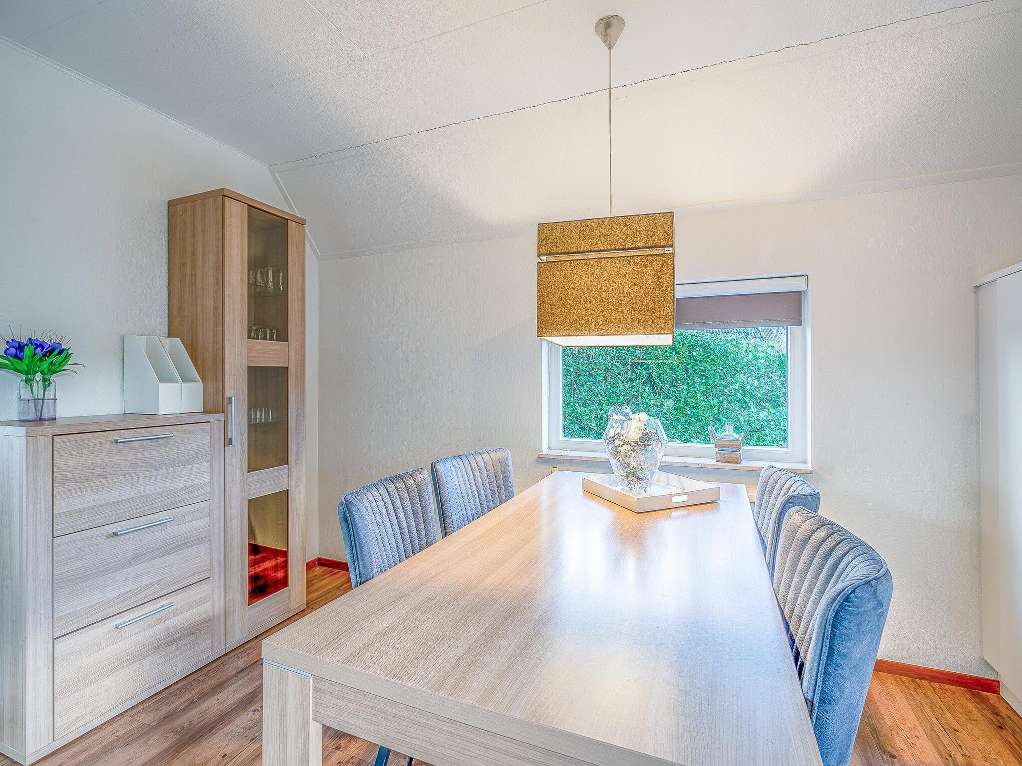 De eetkamer van Kamperfoelie 55 in De Koog