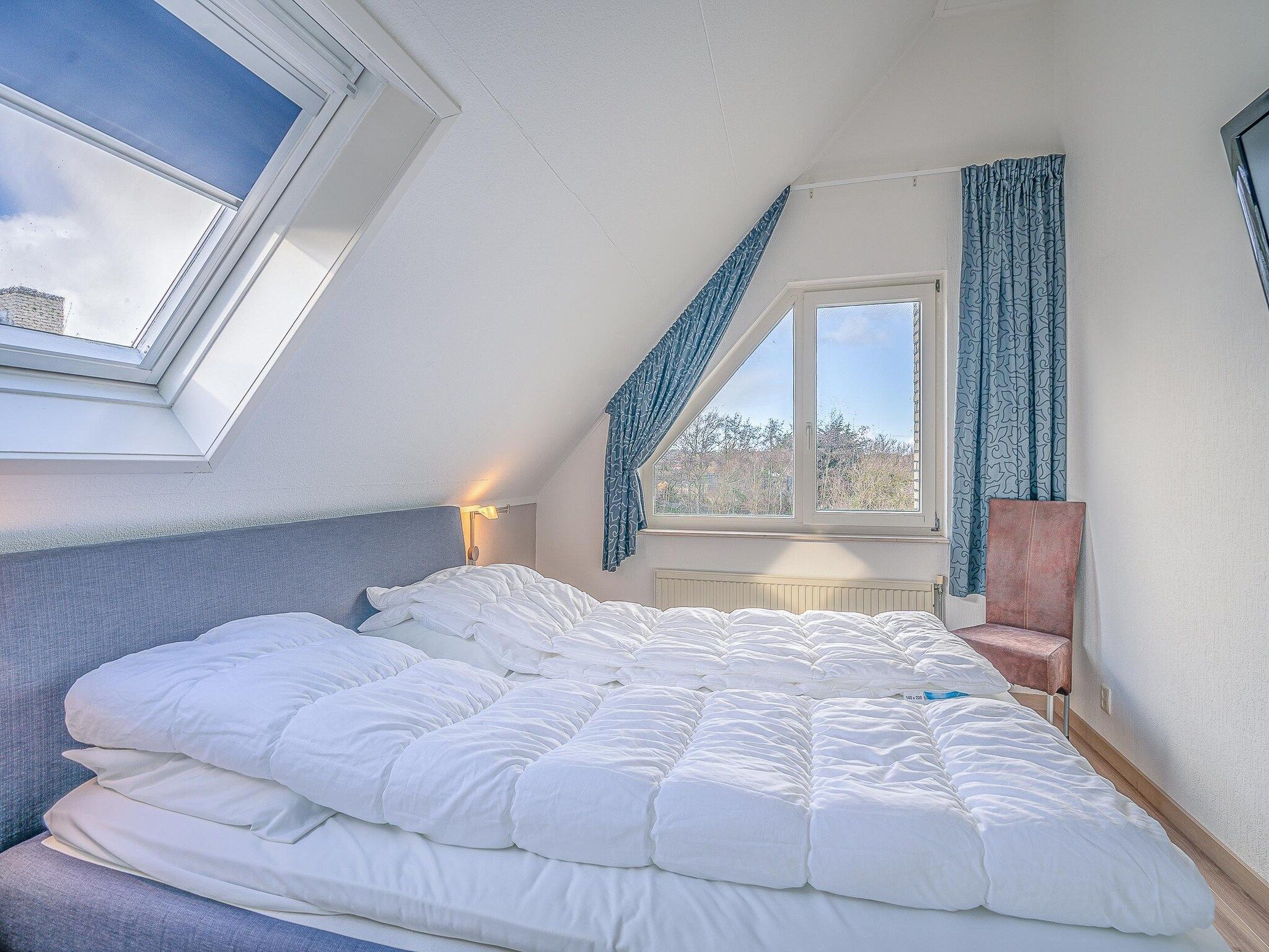 Een slaapkamer van Kamperfoelie 55 in De Koog