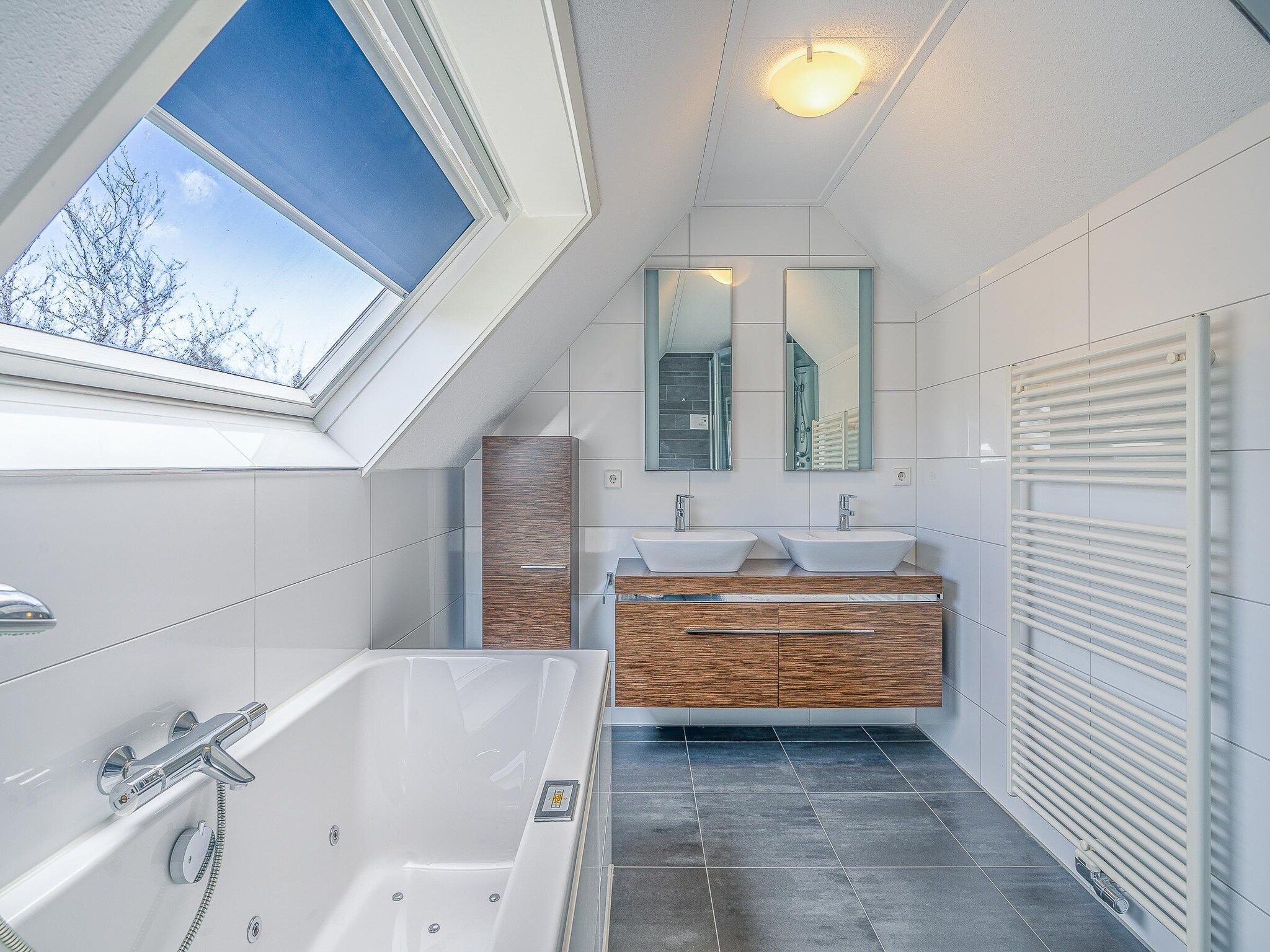 De badkamer van Kamperfoelie 55 in De Koog