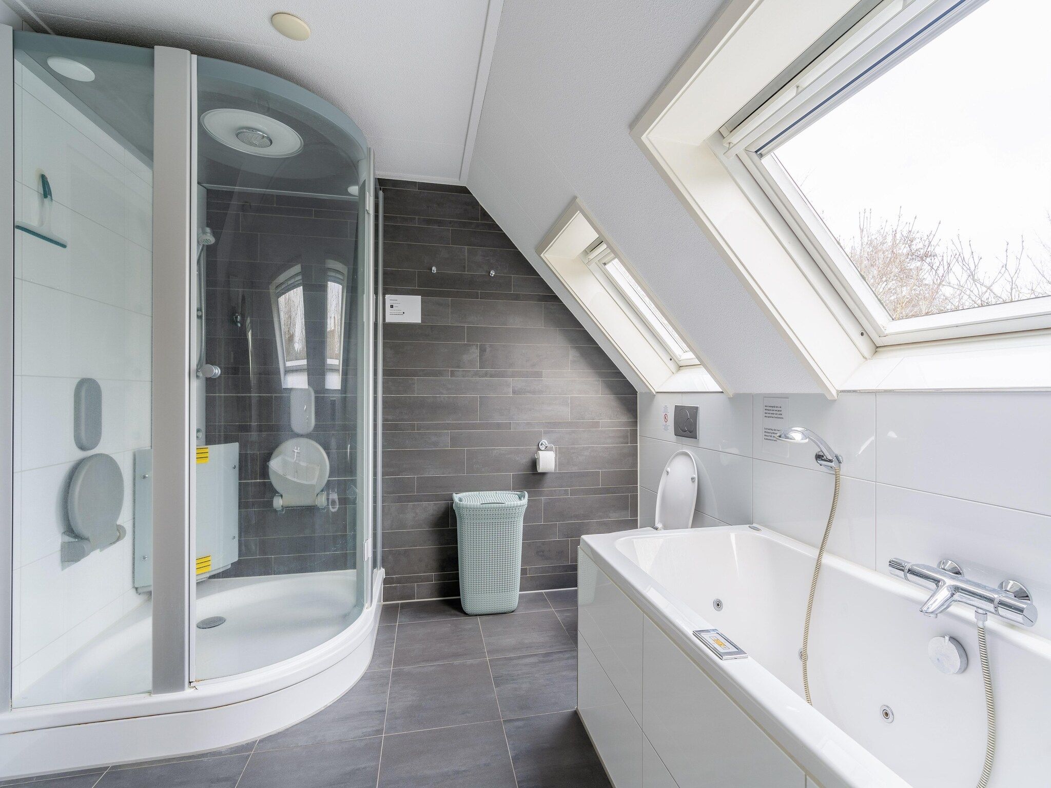 De badkamer van Kamperfoelie 55 in De Koog