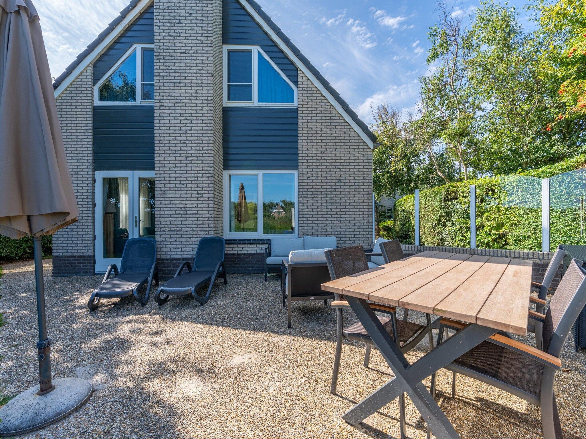 Het terras van Kamperfoelie 55 in De Koog