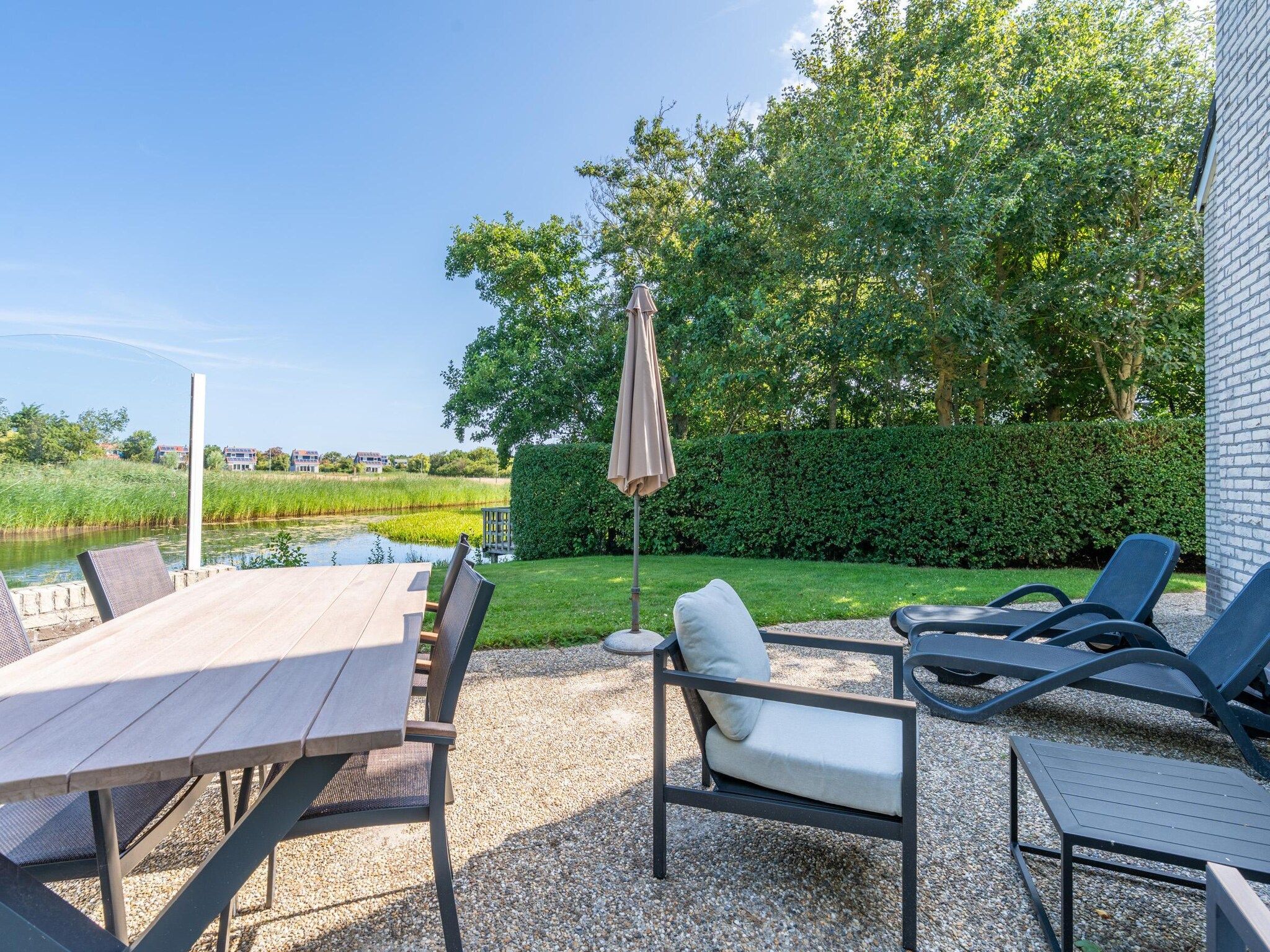 Het terras van Kamperfoelie 55 in De Koog