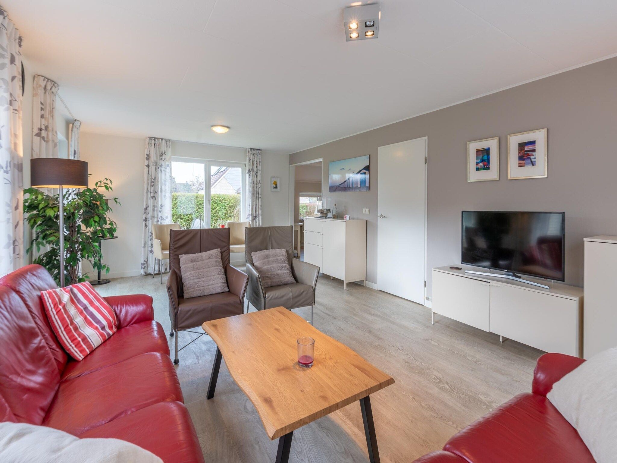 De woonkamer van Kamperfoelie 77 in De Koog