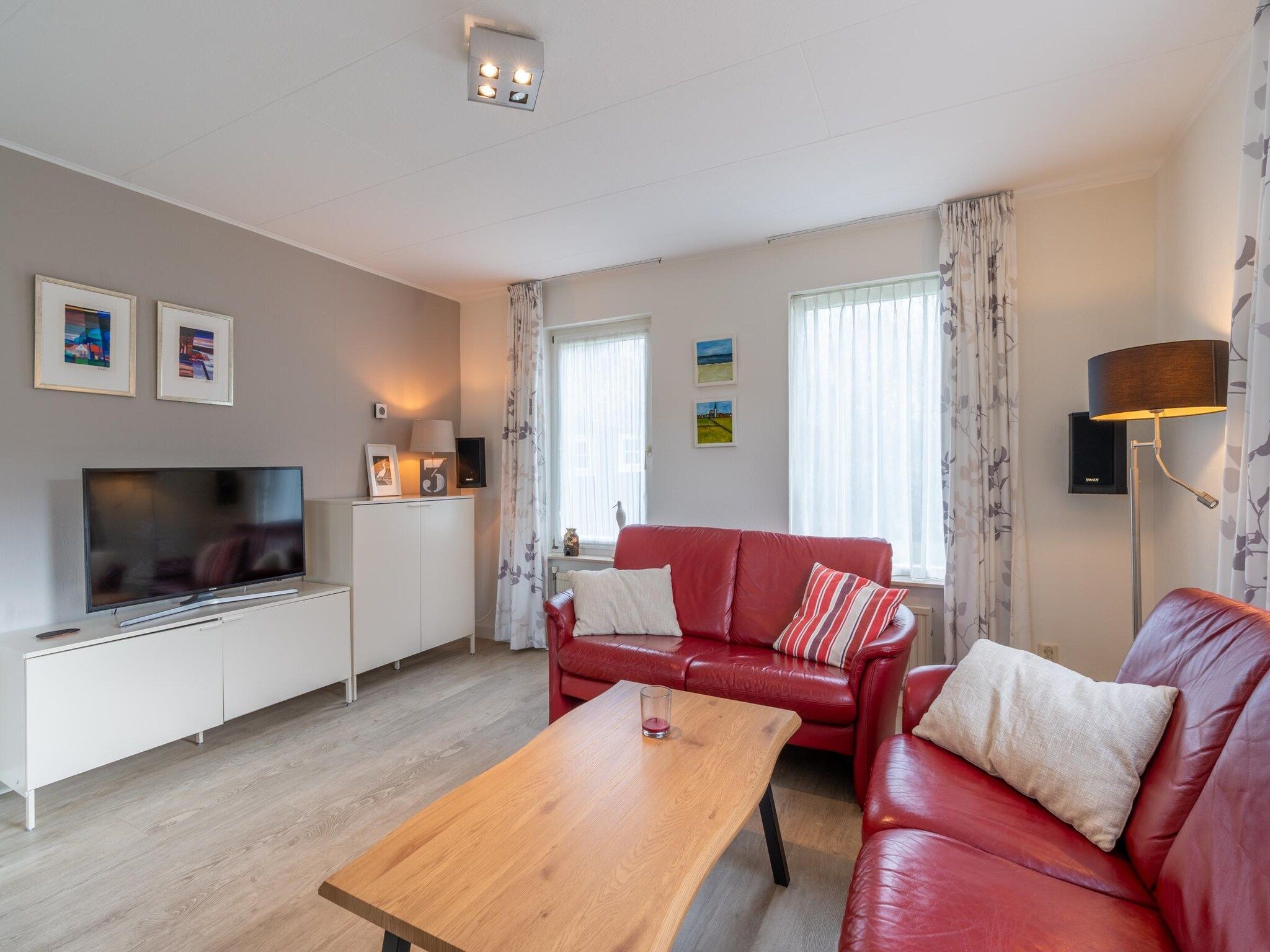 De woonkamer van Kamperfoelie 77 in De Koog