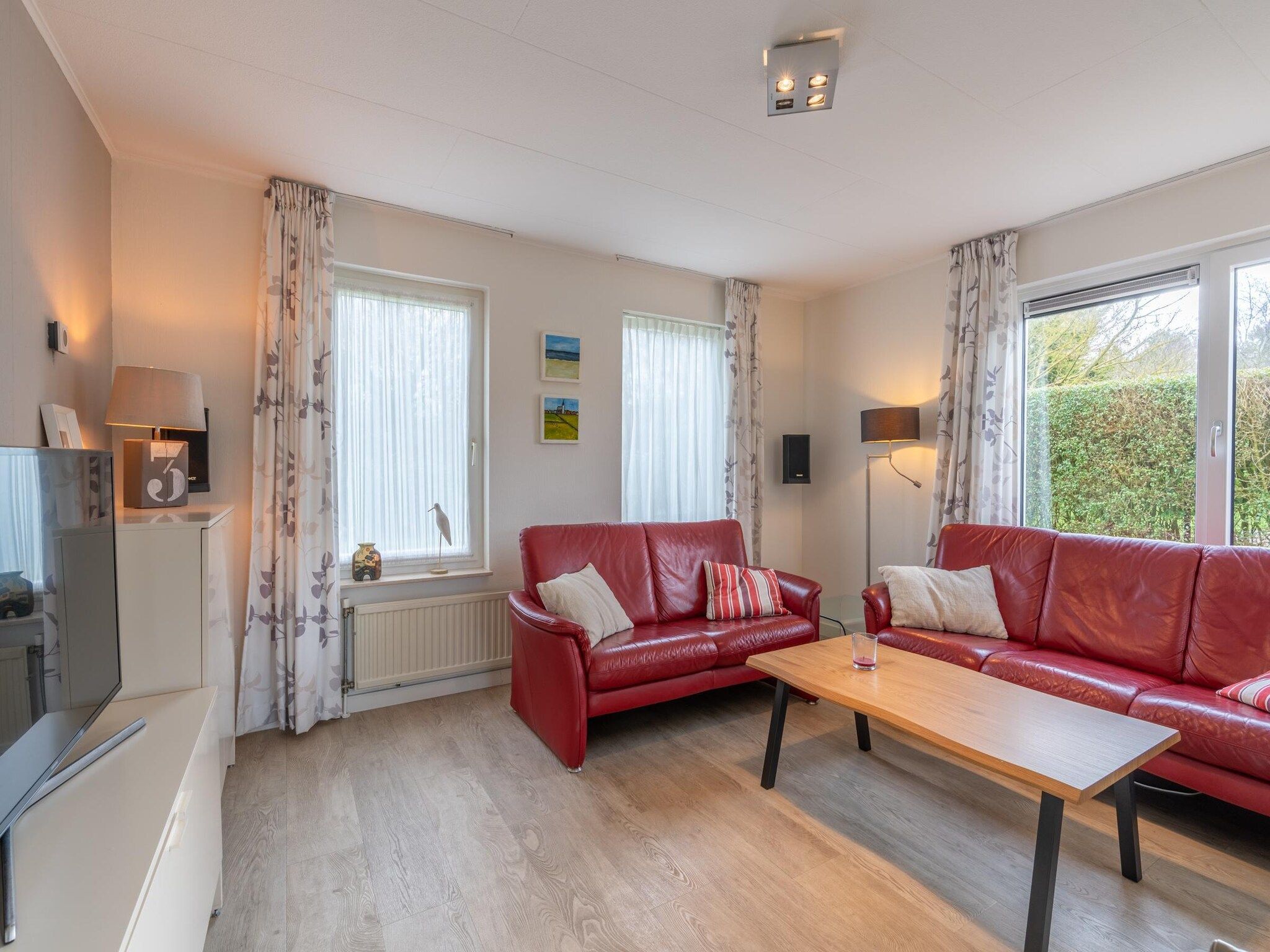 De woonkamer van Kamperfoelie 77 in De Koog