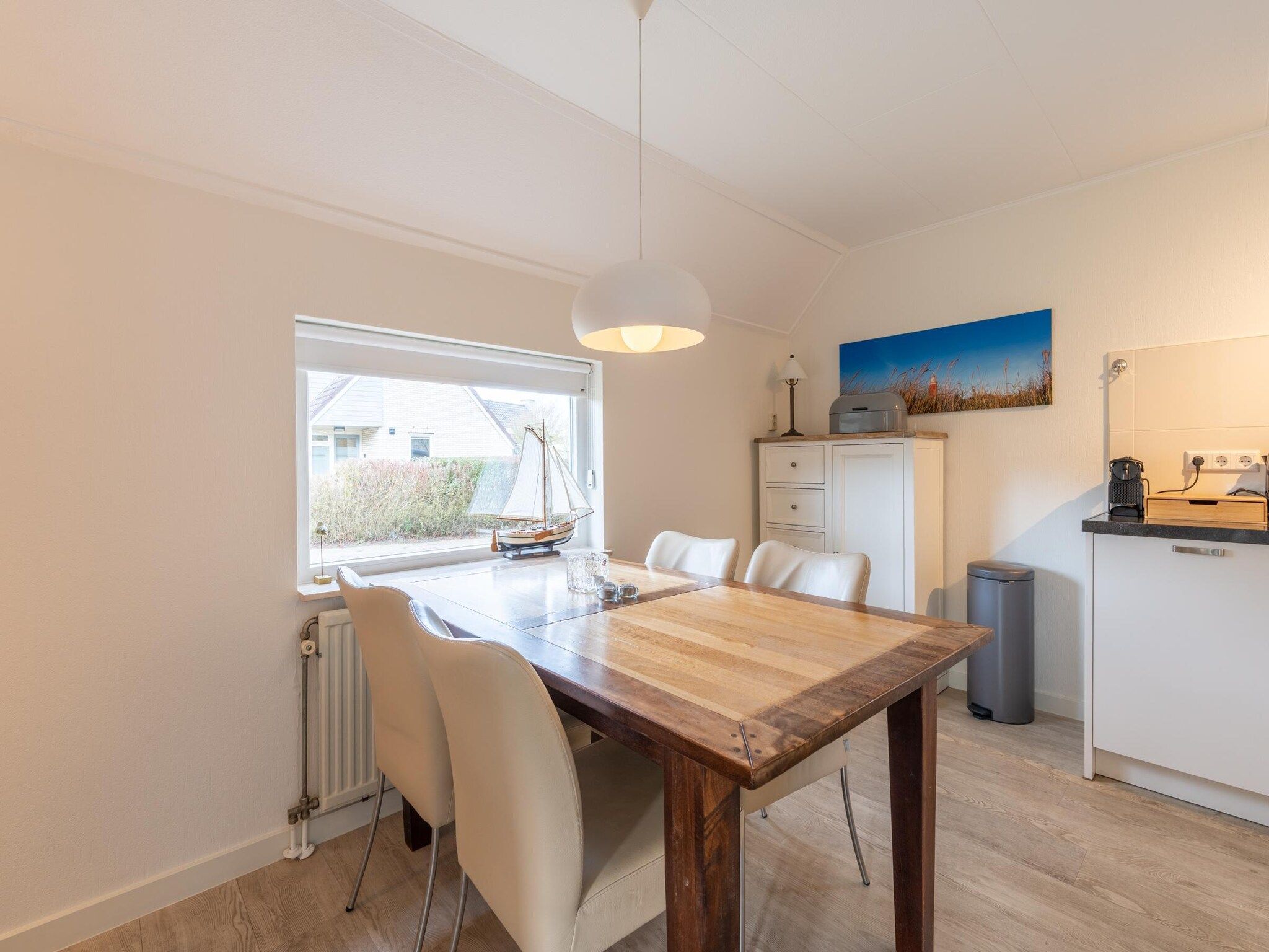 De eetkamer van Kamperfoelie 77 in De Koog