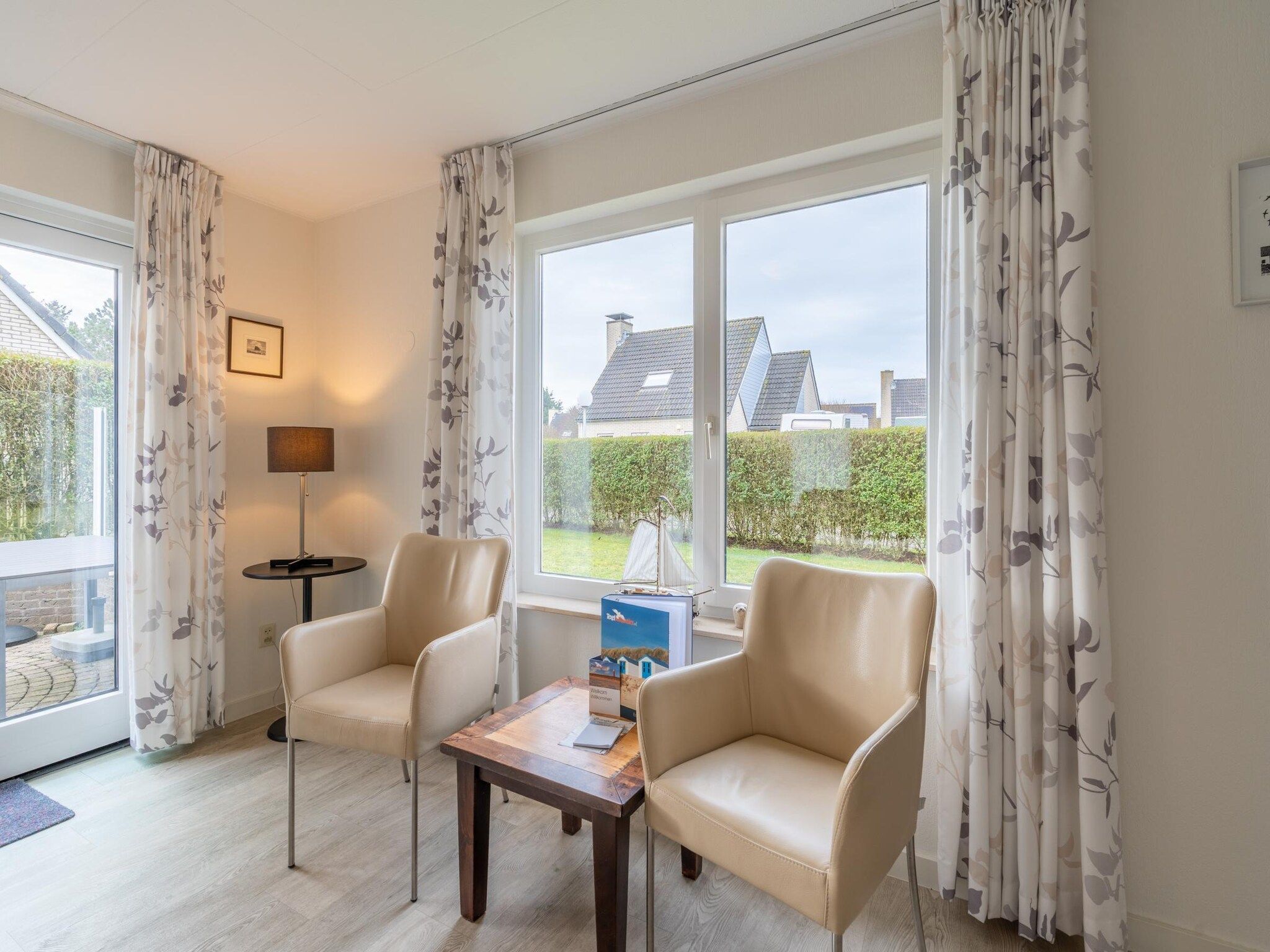 De woonkamer van Kamperfoelie 77 in De Koog