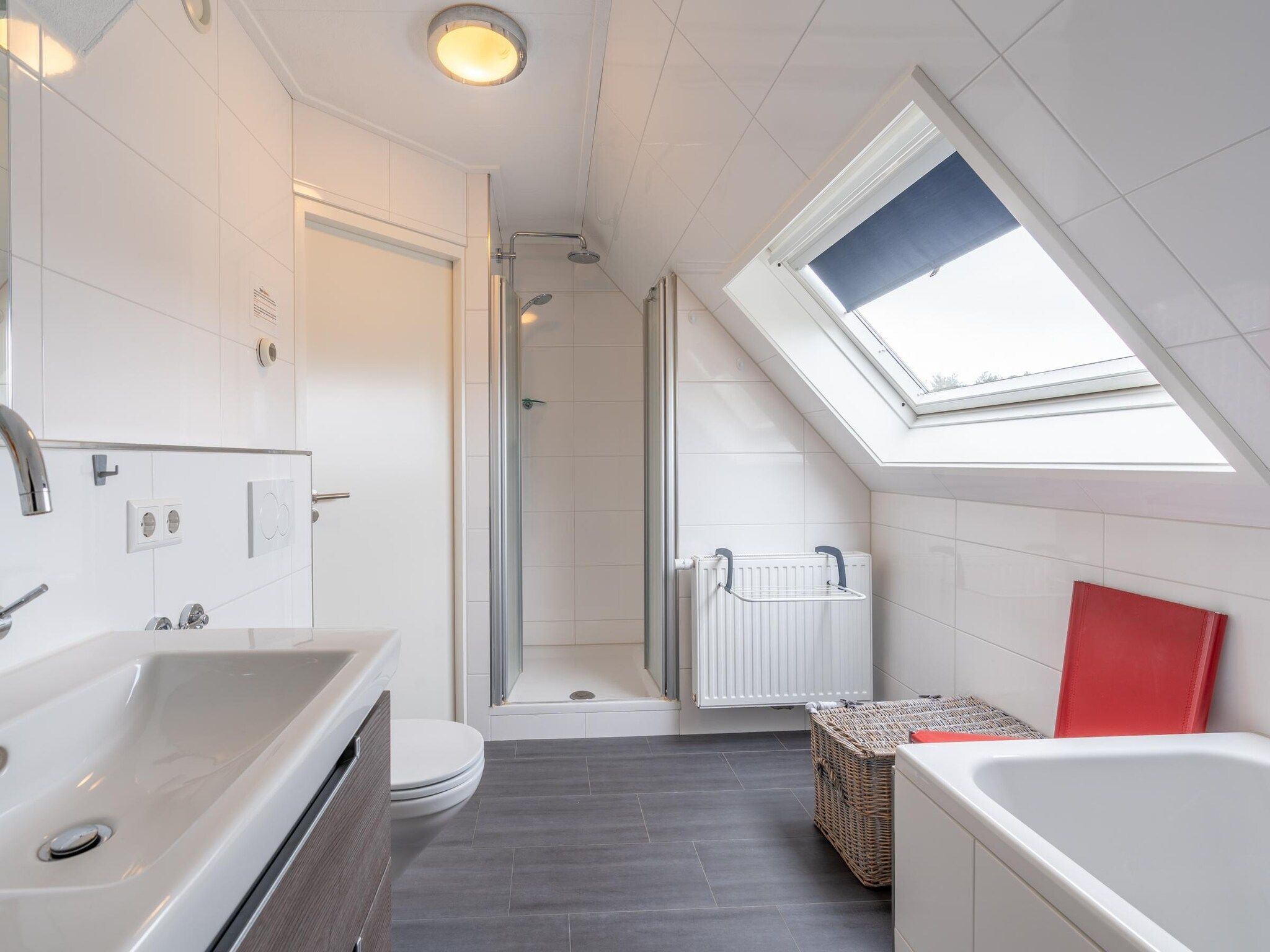 De badkamer van Kamperfoelie 77 in De Koog