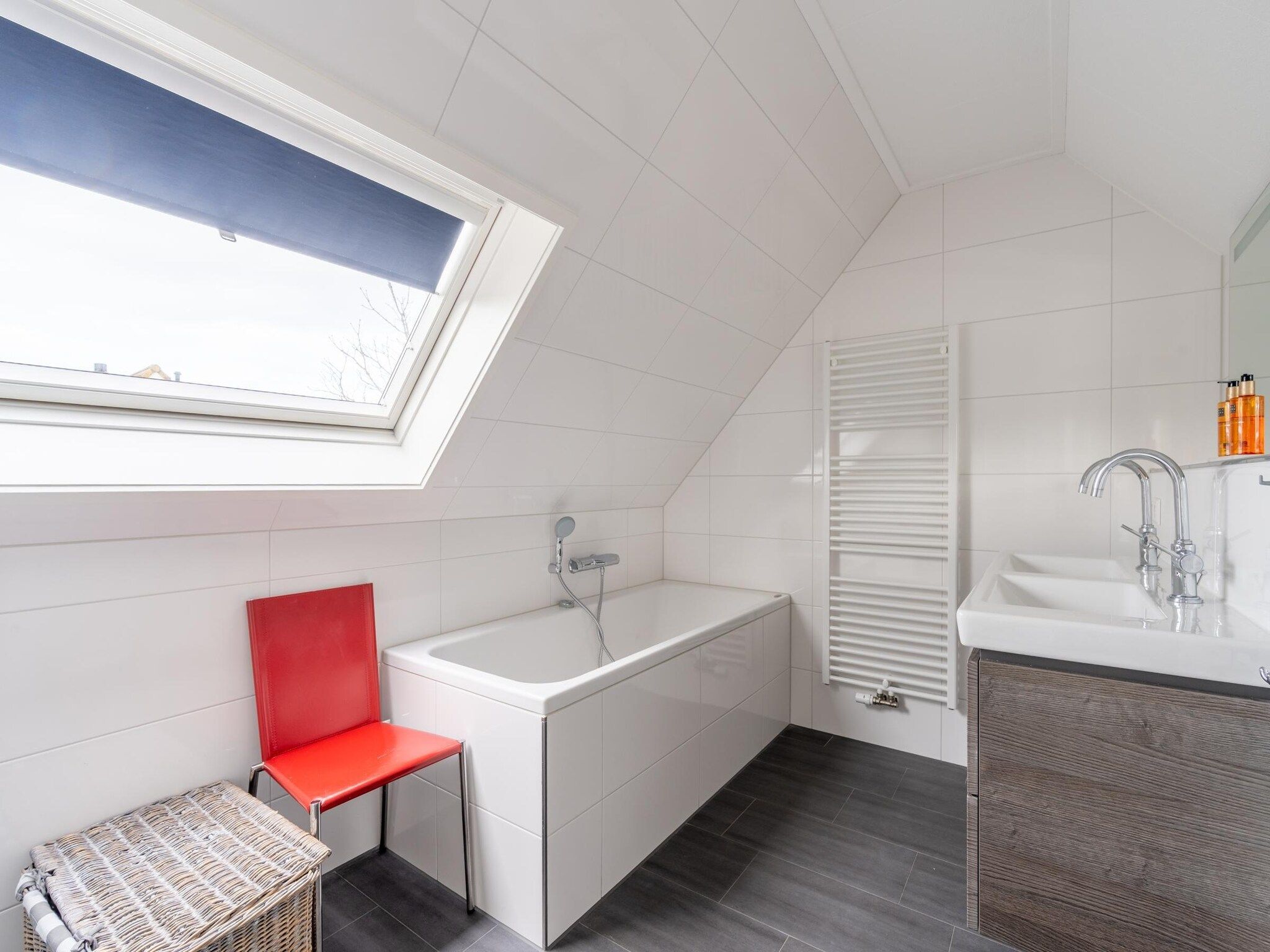 De badkamer van Kamperfoelie 77 in De Koog