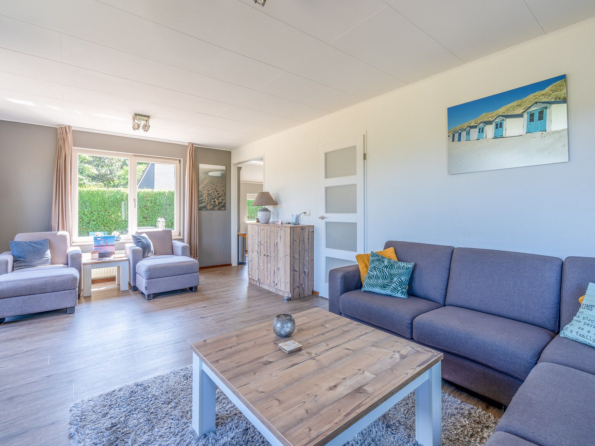 De woonkamer van Kamperfoelie 71 in De Koog