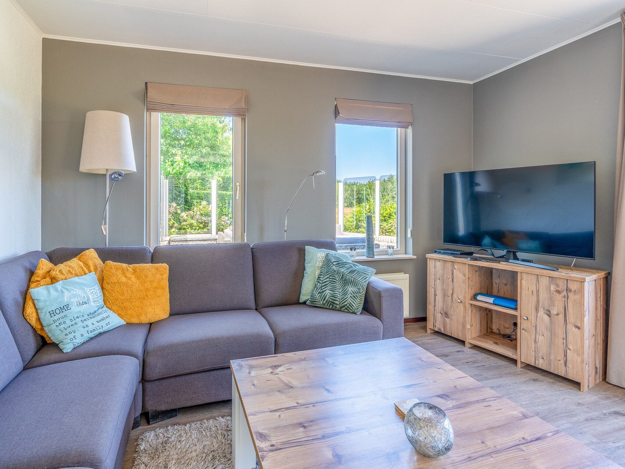 De woonkamer van Kamperfoelie 71 in De Koog