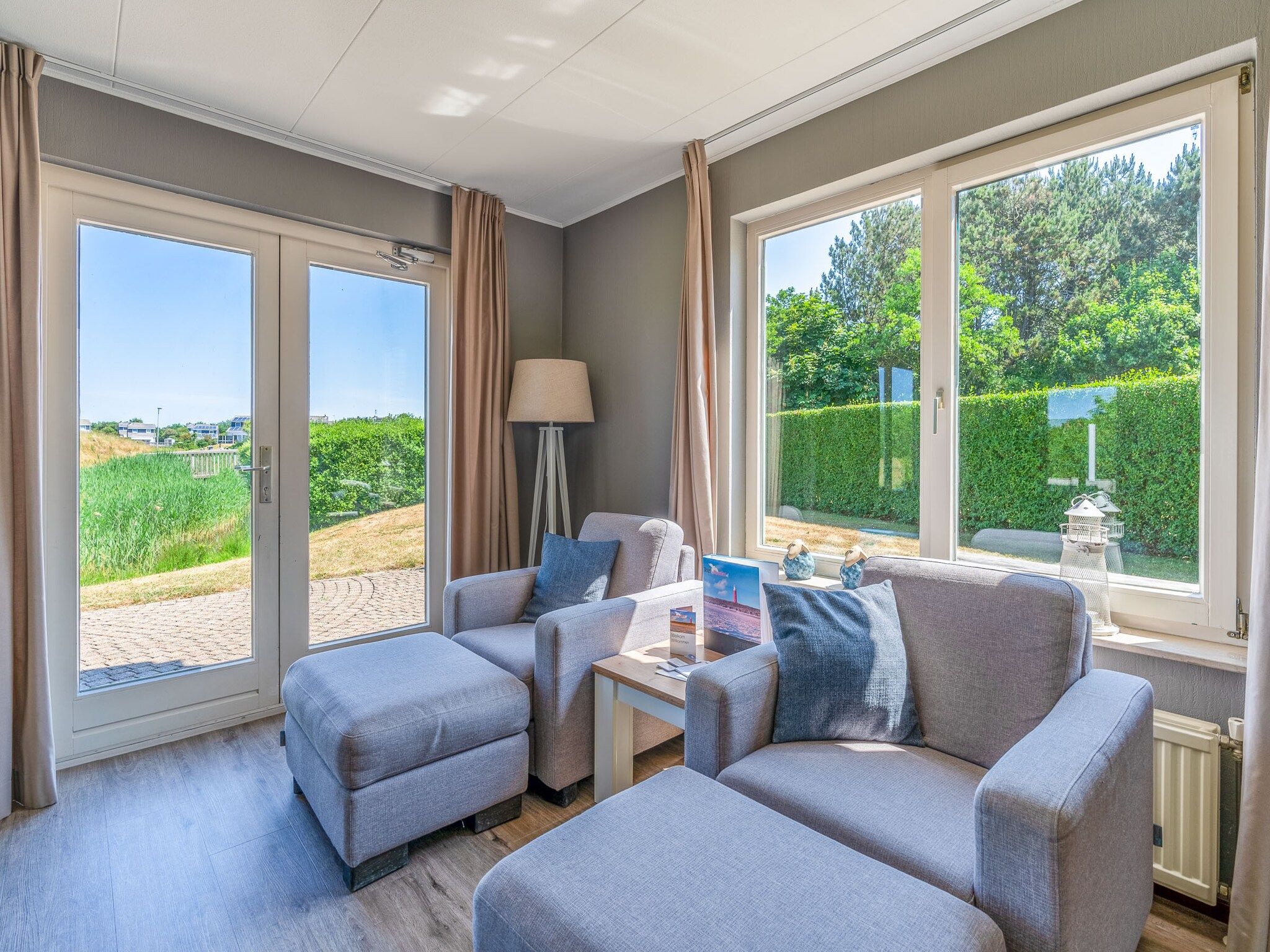 De woonkamer van Kamperfoelie 71 in De Koog