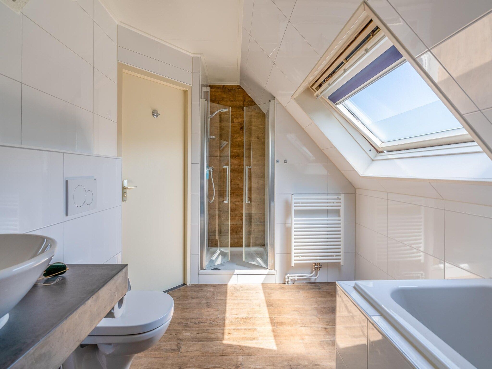 De badkamer van Kamperfoelie 71 in De Koog