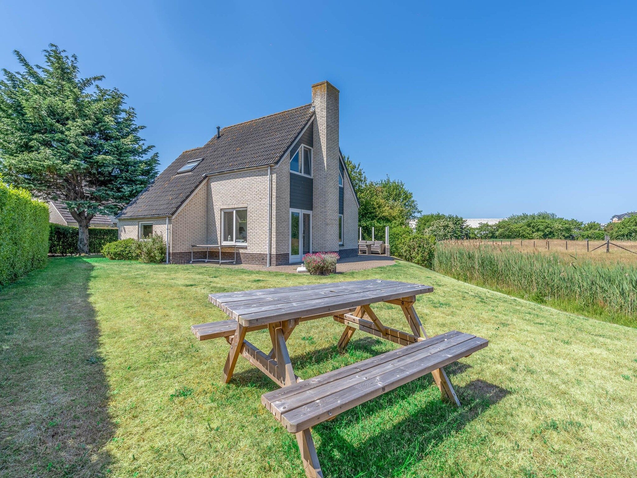 De tuin van Kamperfoelie 71 in De Koog