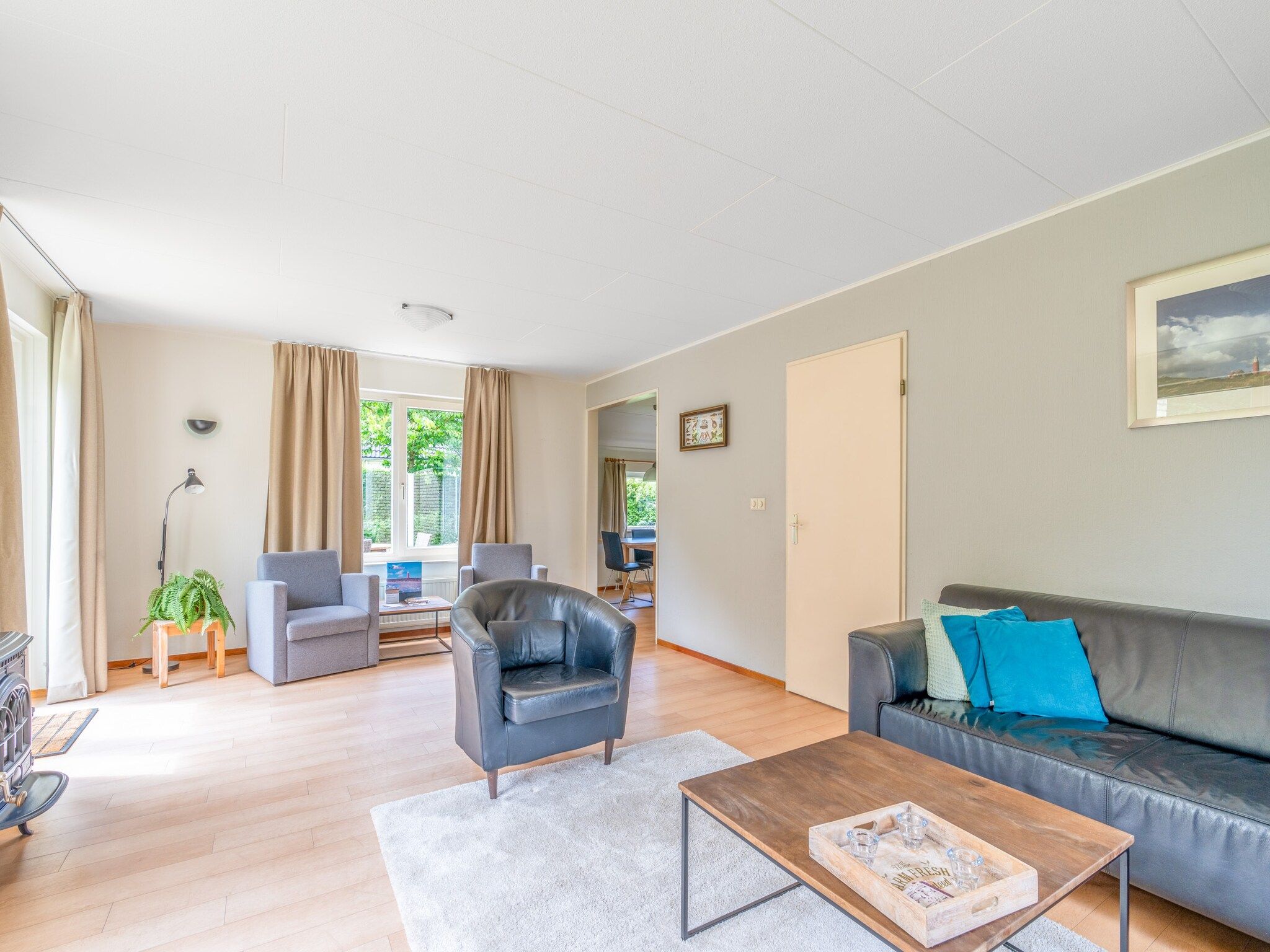 De woonkamer van Kamperfoelie 85 in De Koog