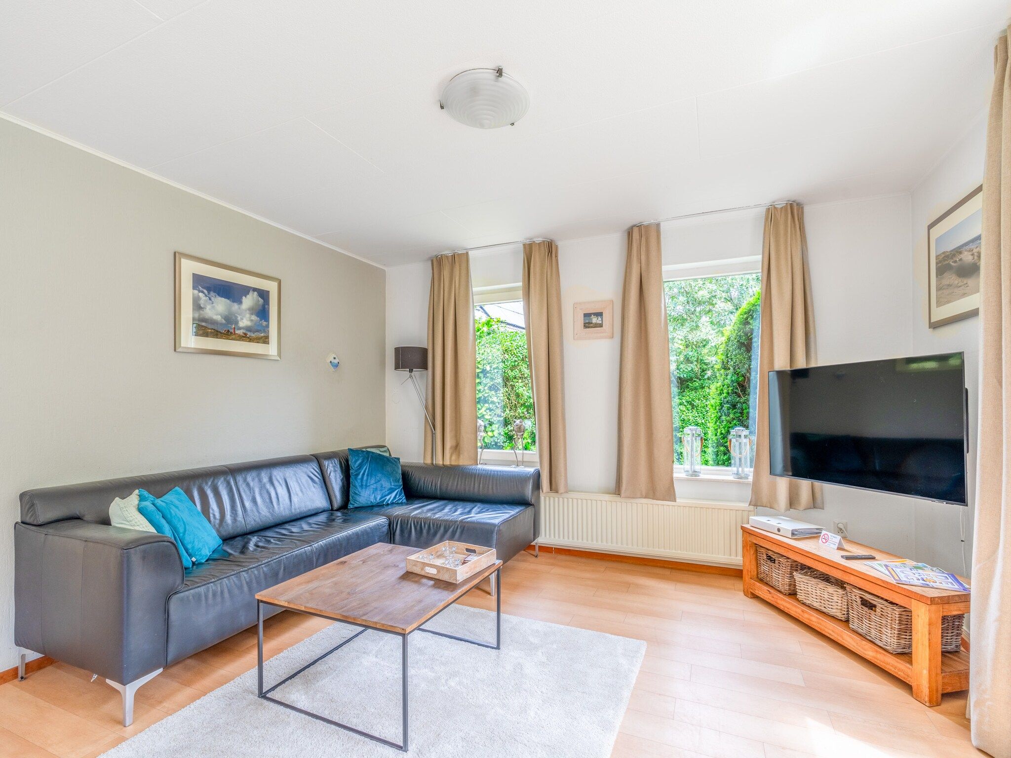 De woonkamer van Kamperfoelie 85 in De Koog