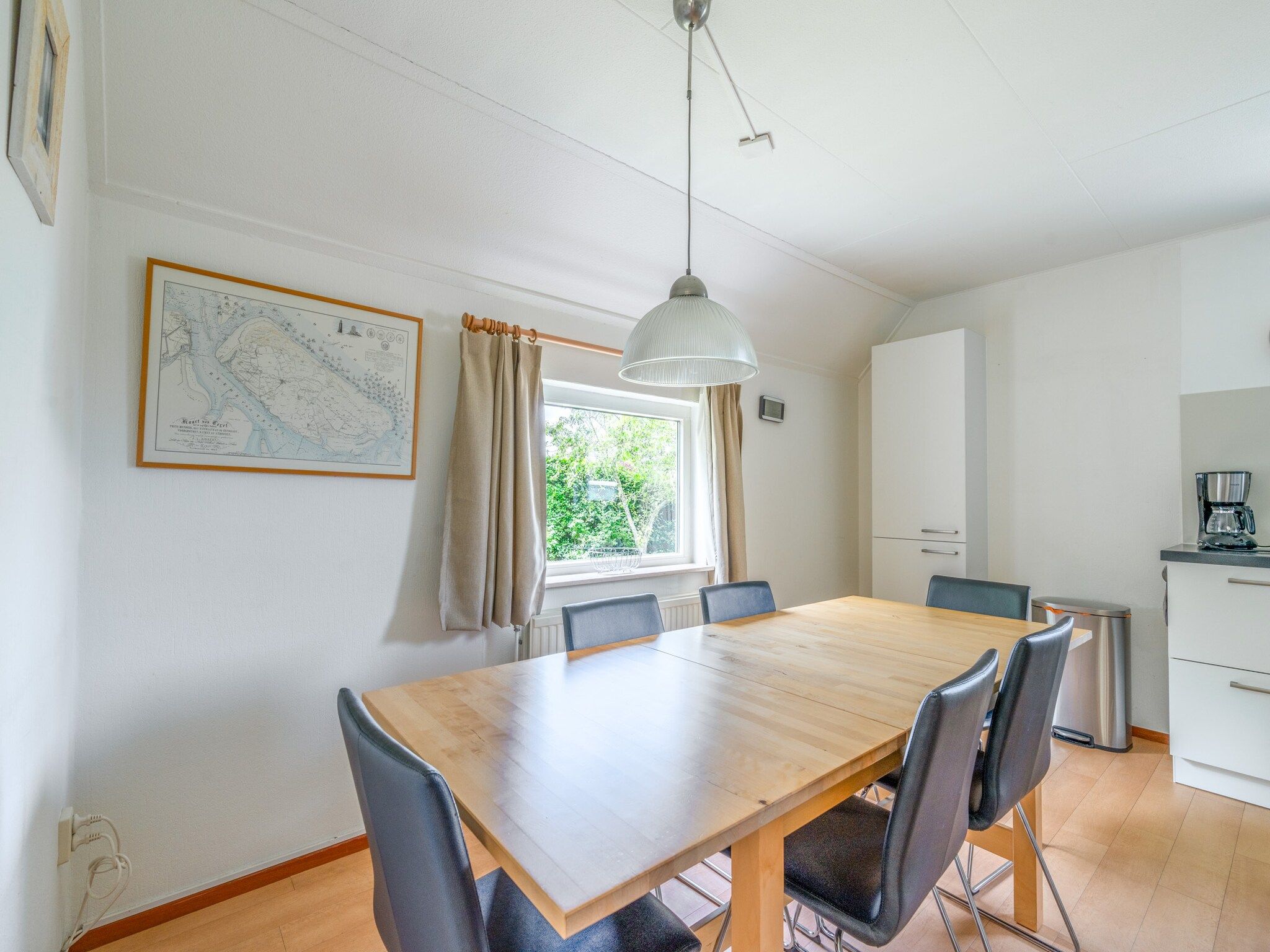 De woonkamer van Kamperfoelie 85 in De Koog