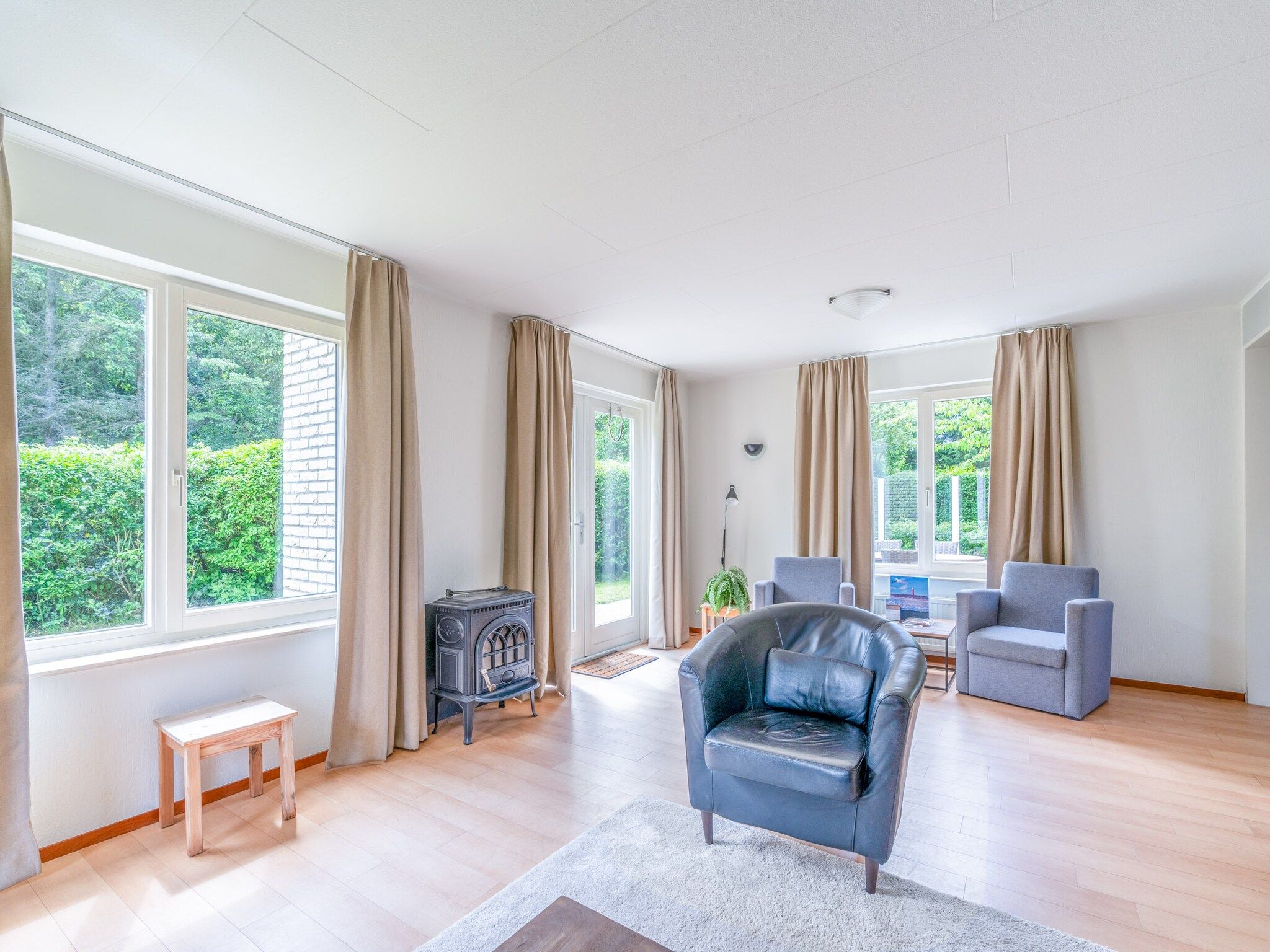 De woonkamer van Kamperfoelie 85 in De Koog