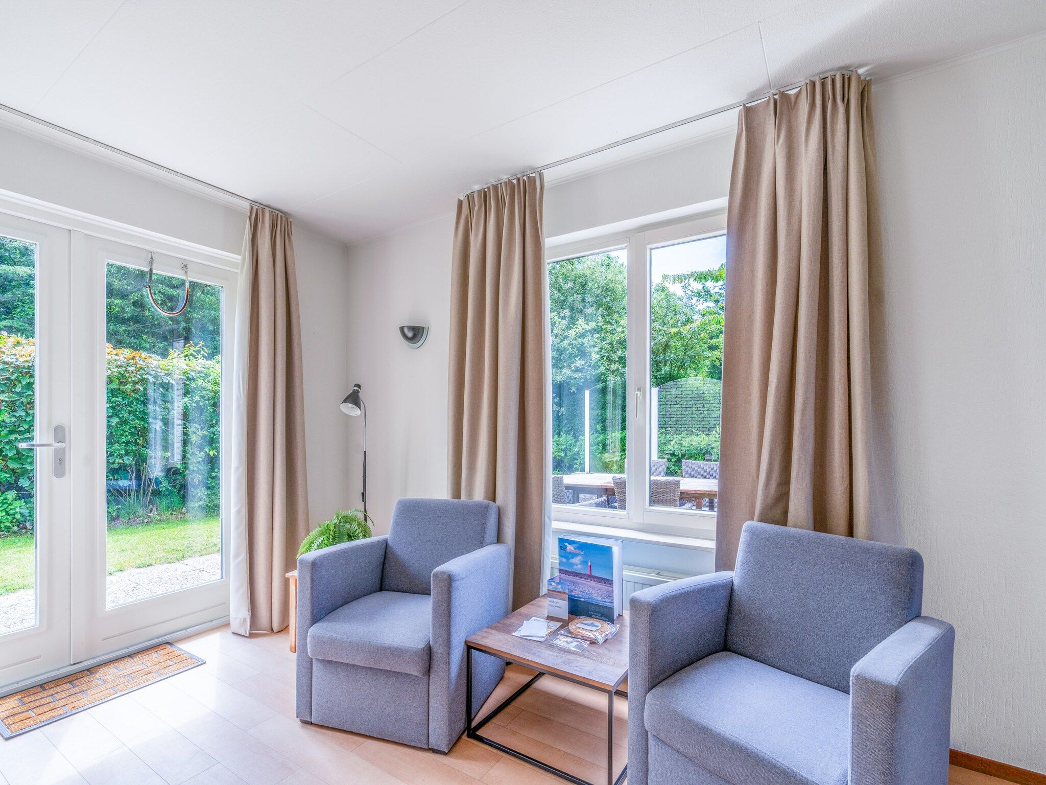 De woonkamer van Kamperfoelie 85 in De Koog