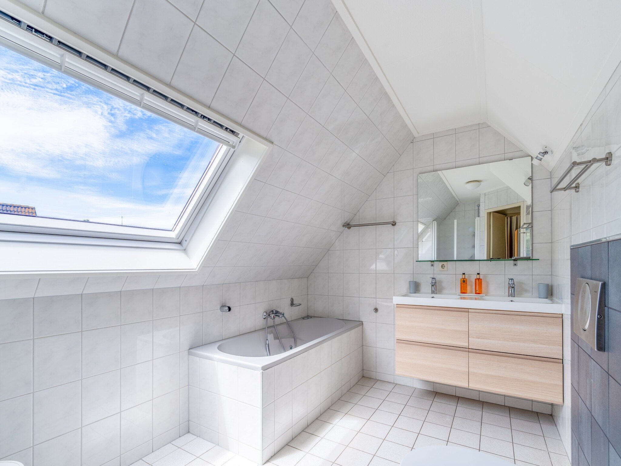 De badkamer van Kamperfoelie 85 in De Koog