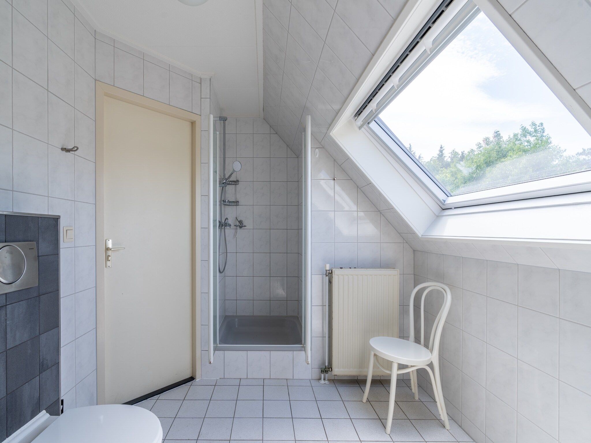 De badkamer van Kamperfoelie 85 in De Koog