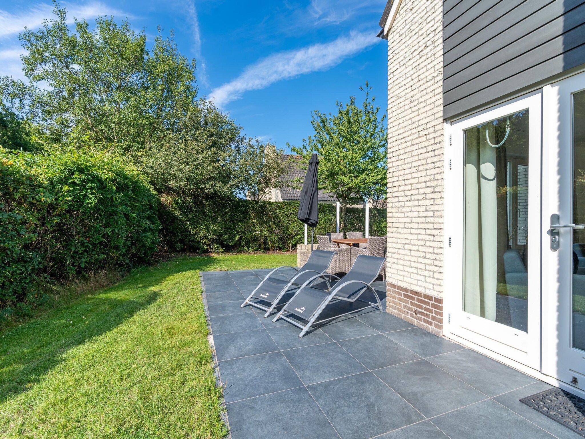 Het terras van Kamperfoelie 85 in De Koog