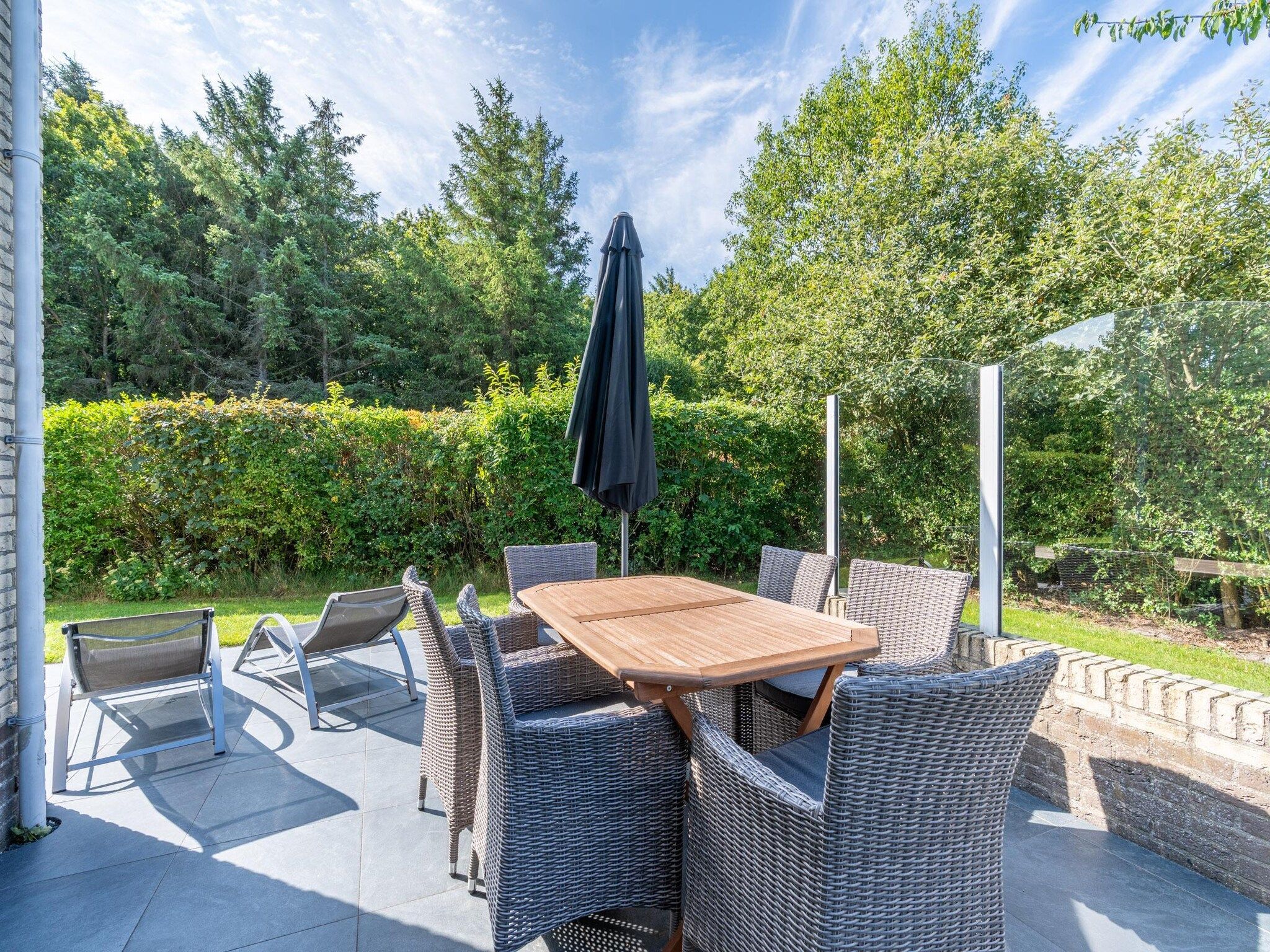 Het terras van Kamperfoelie 85 in De Koog