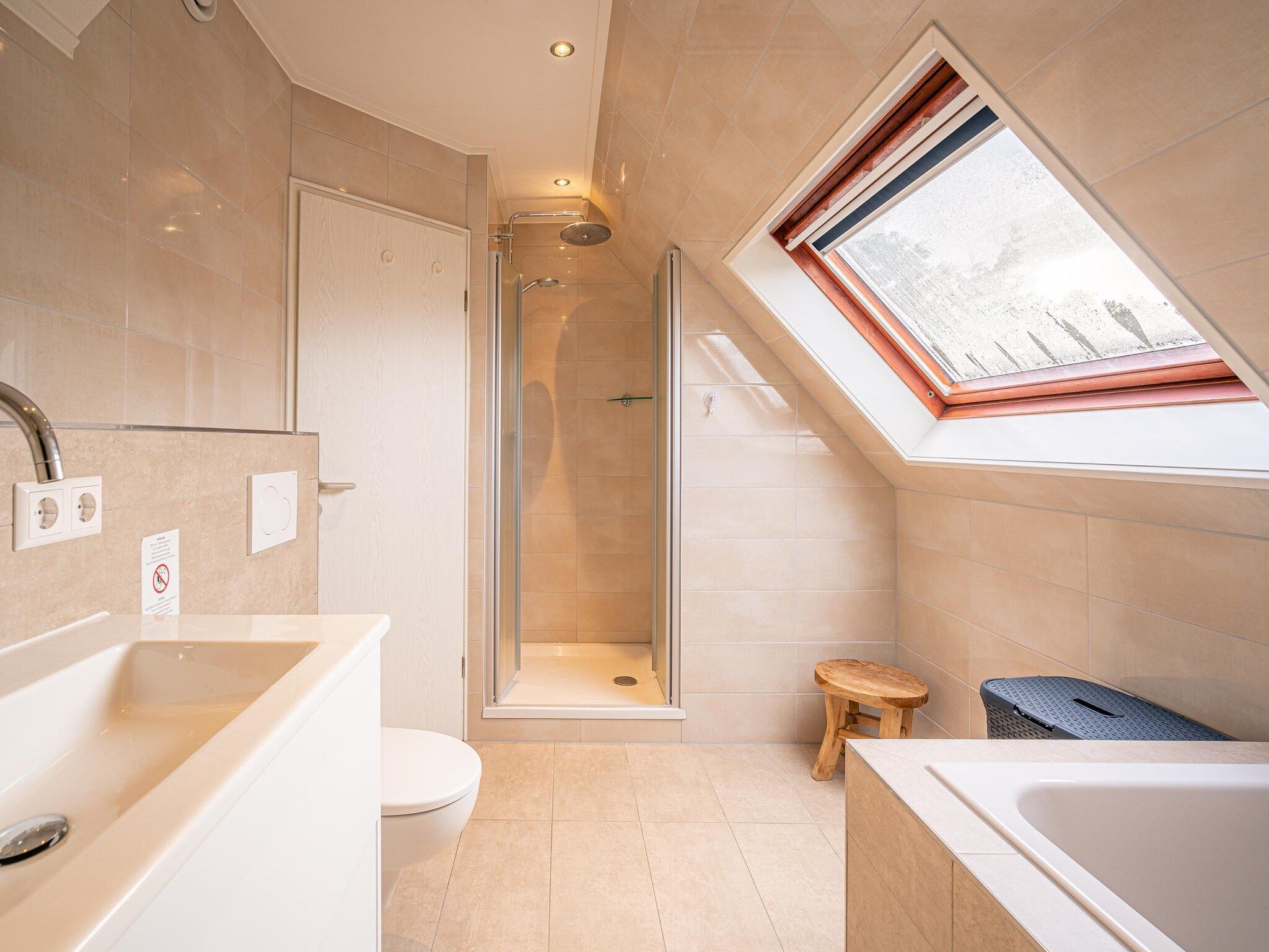 De badkamer van Kamperfoelie 89 in De Koog