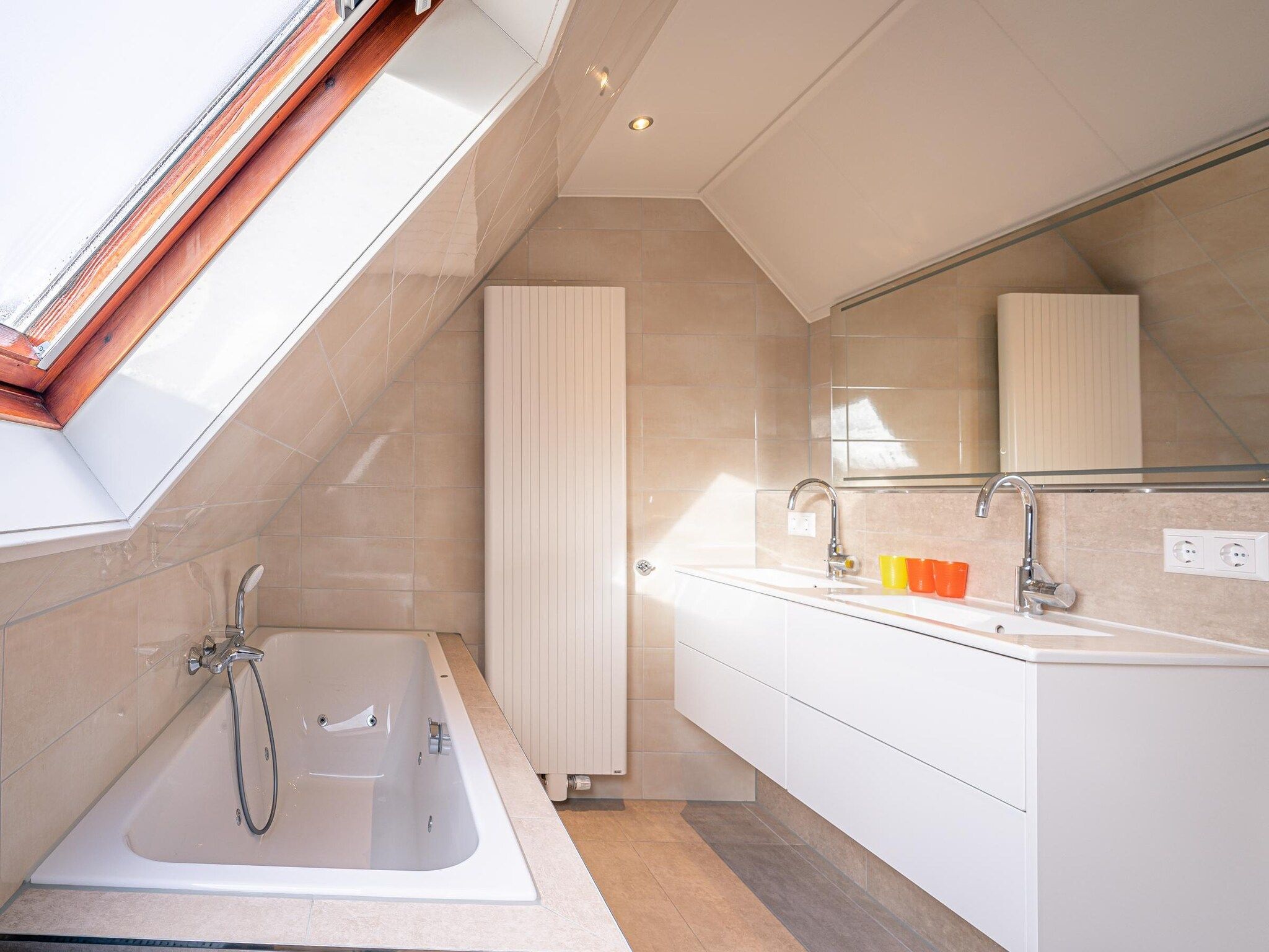 De badkamer van Kamperfoelie 89 in De Koog