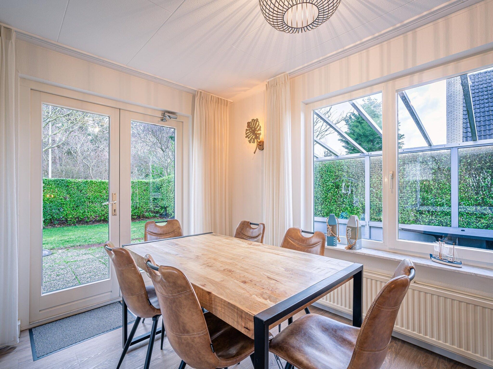 De eetkamer van Kamperfoelie 89 in De Koog